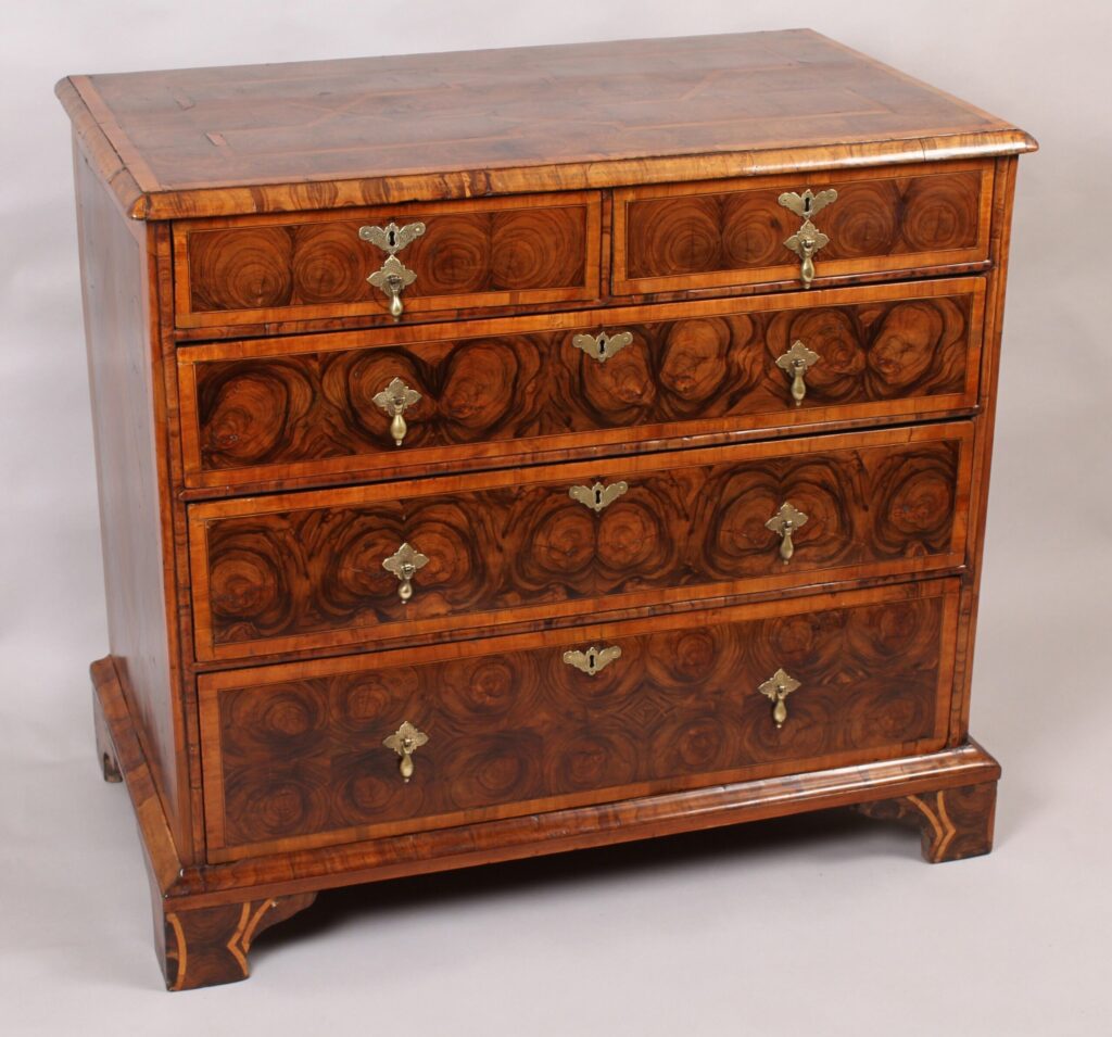Fine walnut oyster-piece chest-of-drawers dating from the turn of the 17th century