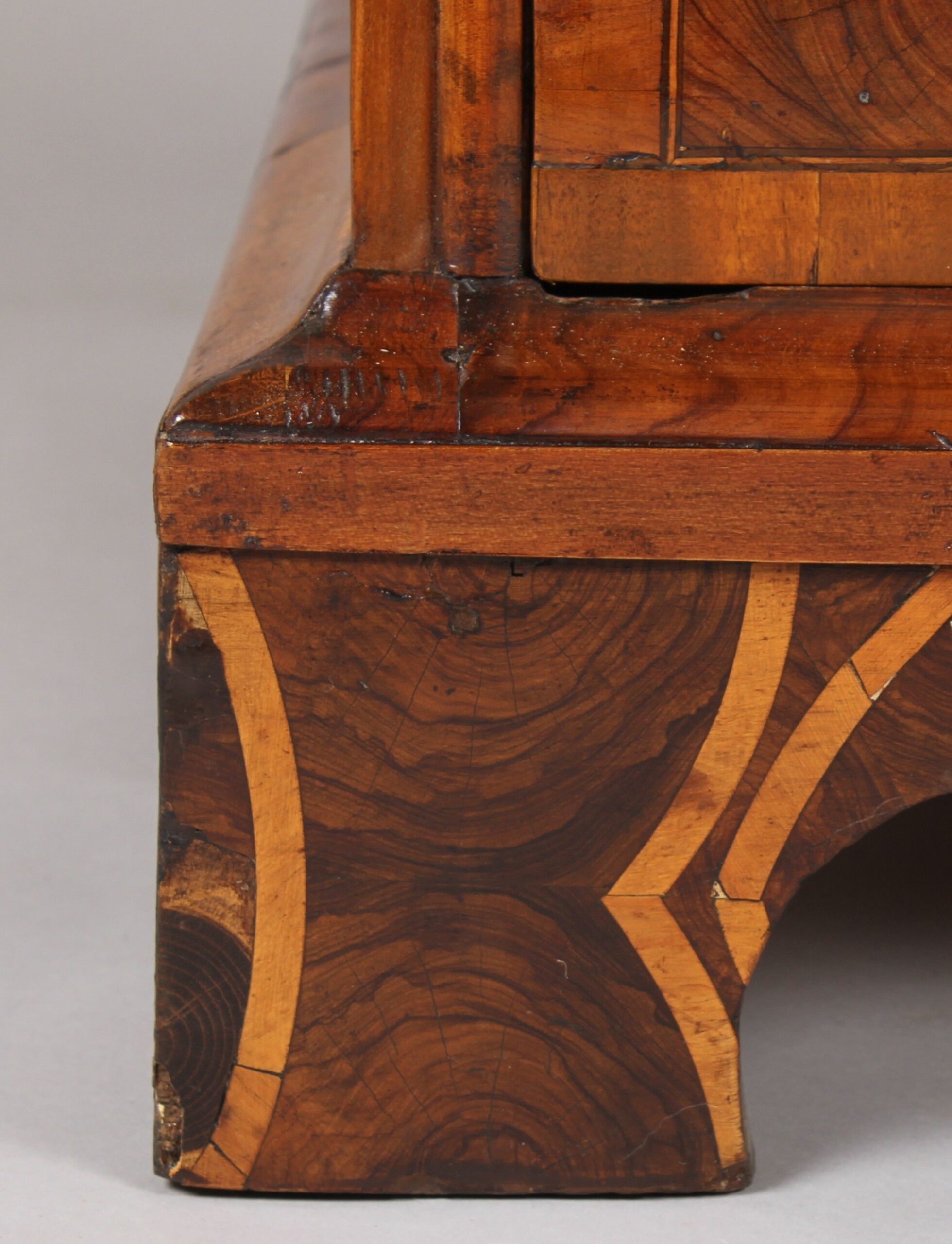 Fine walnut oyster-piece chest-of-drawers dating from the turn of the 17th century