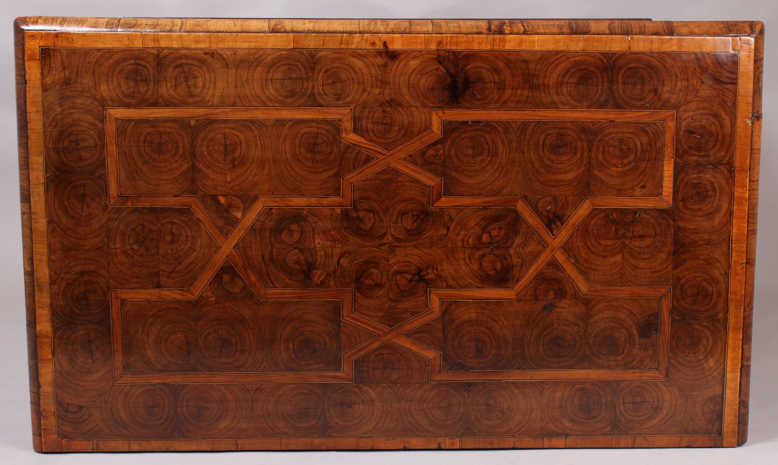 Fine walnut oyster-piece chest-of-drawers dating from the turn of the 17th century