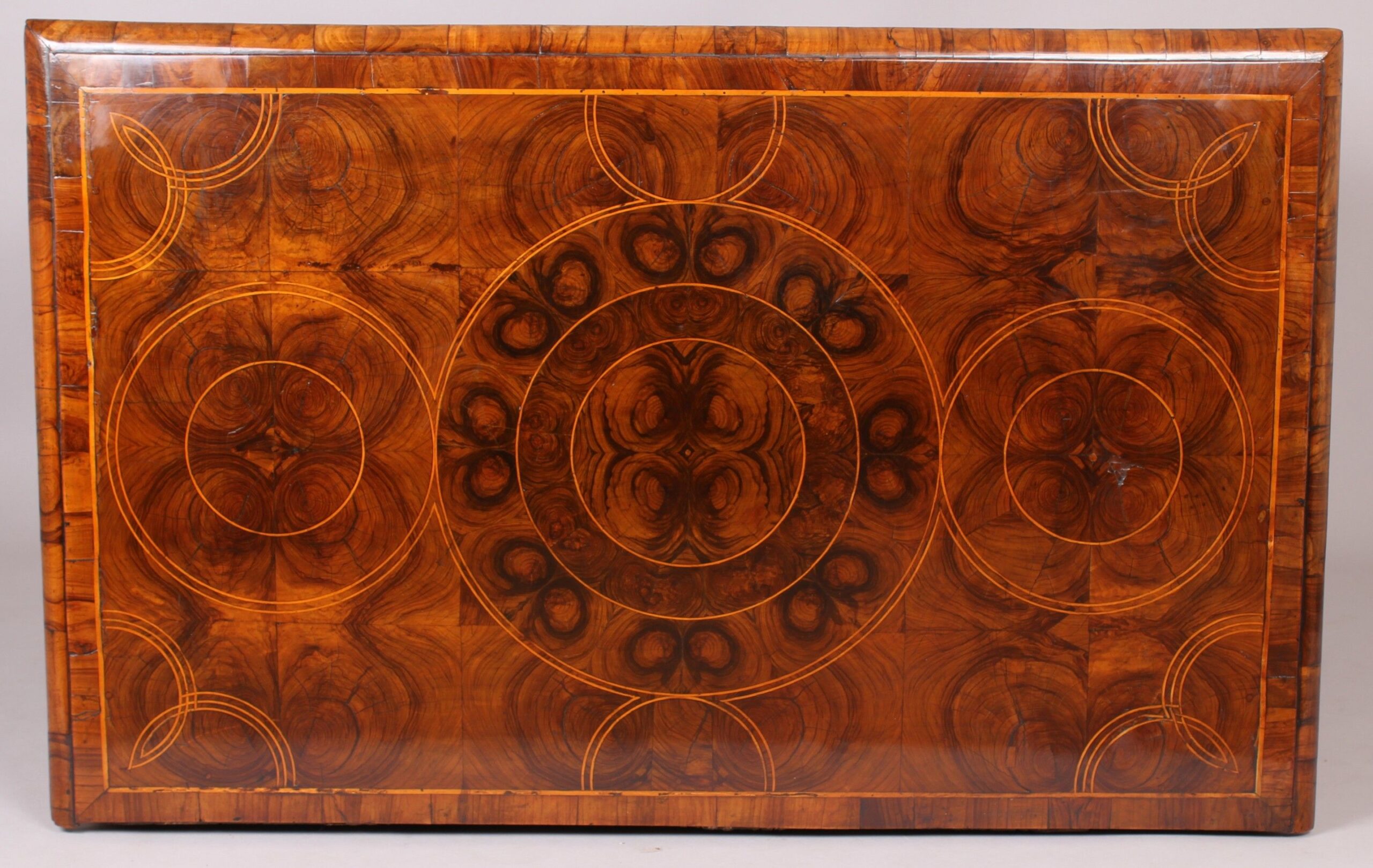 Fine walnut oyster-piece chest-of-drawers from the turn of the 17th century