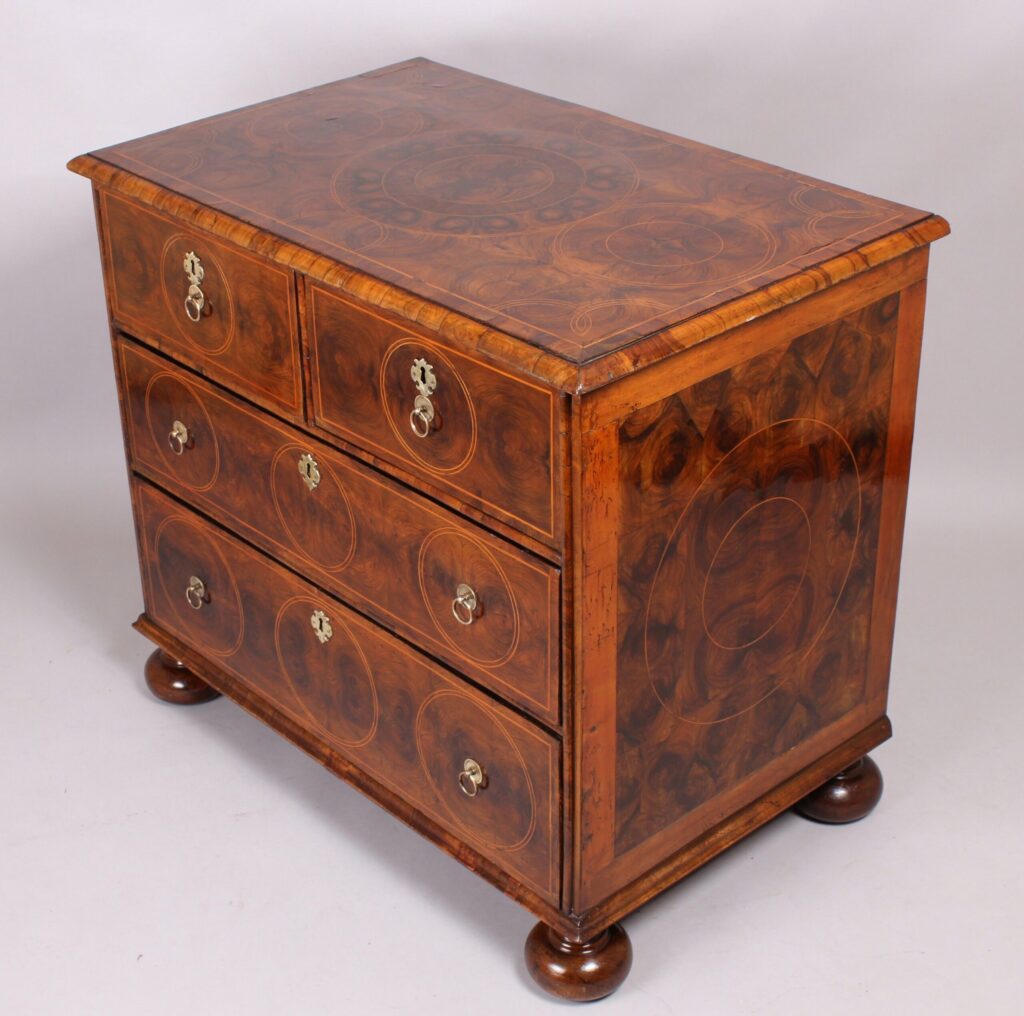 Fine walnut oyster-piece chest-of-drawers from the turn of the 17th century
