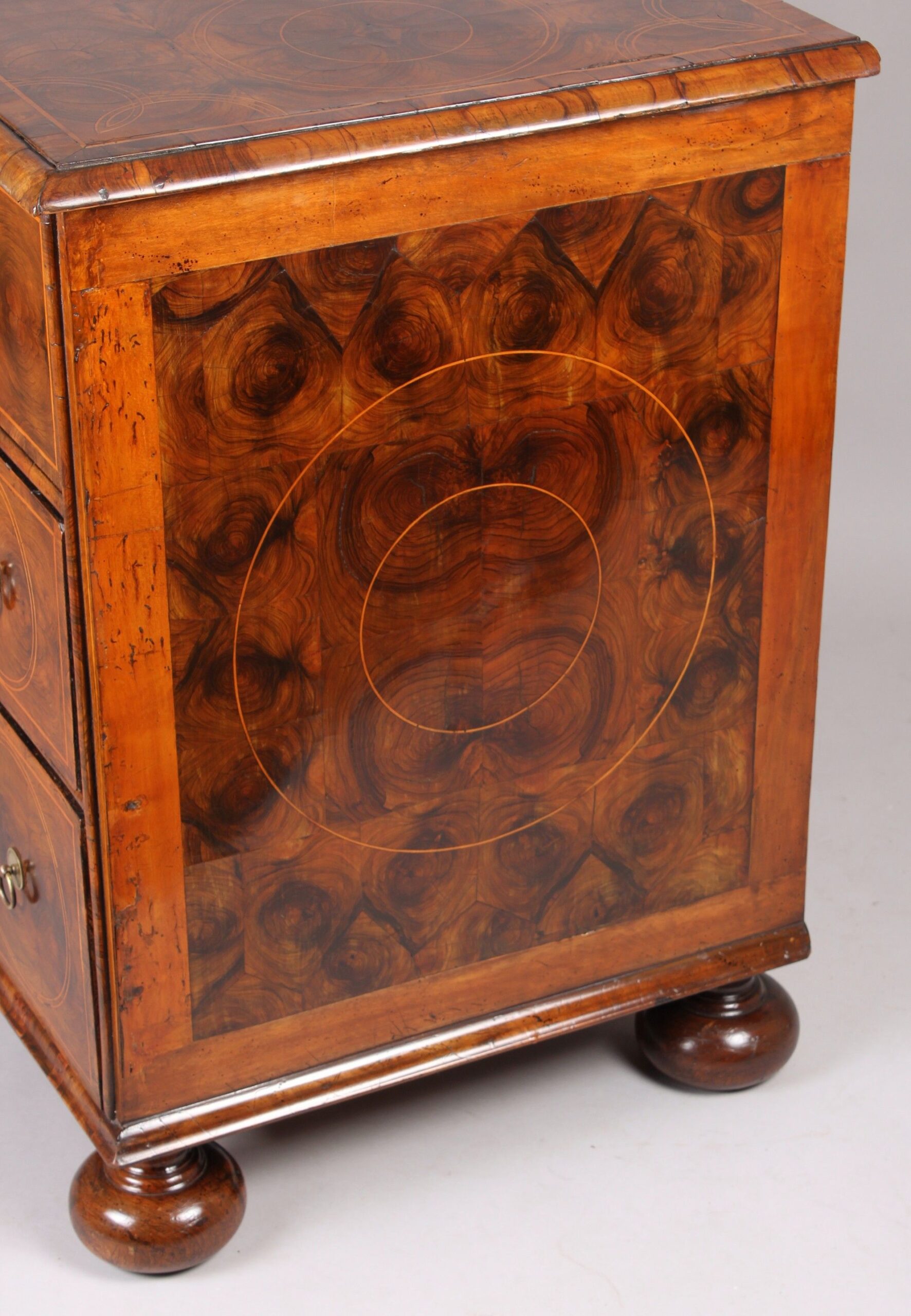 Fine walnut oyster-piece chest-of-drawers from the turn of the 17th century