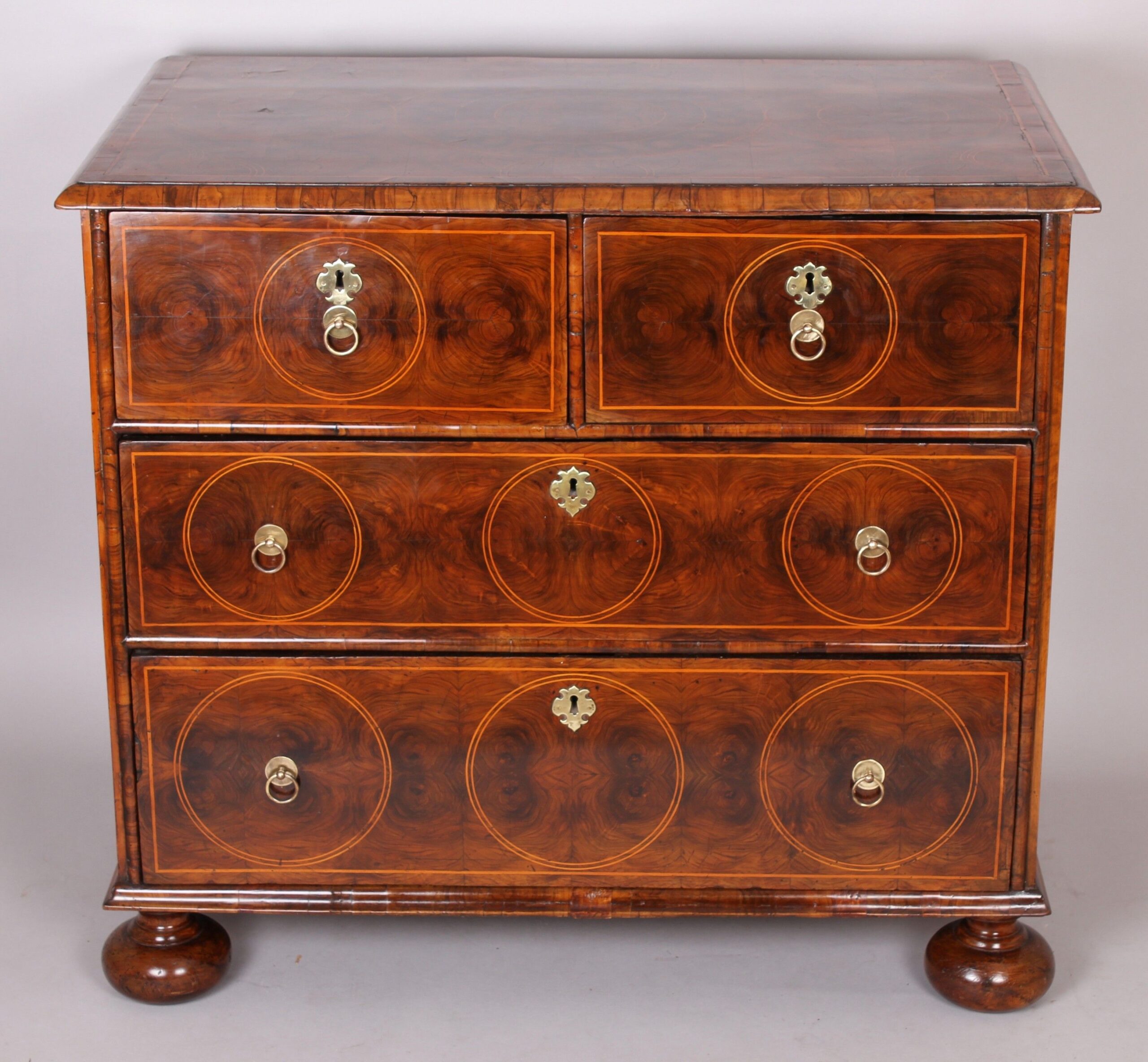 Fine walnut oyster-piece chest-of-drawers from the turn of the 17th century