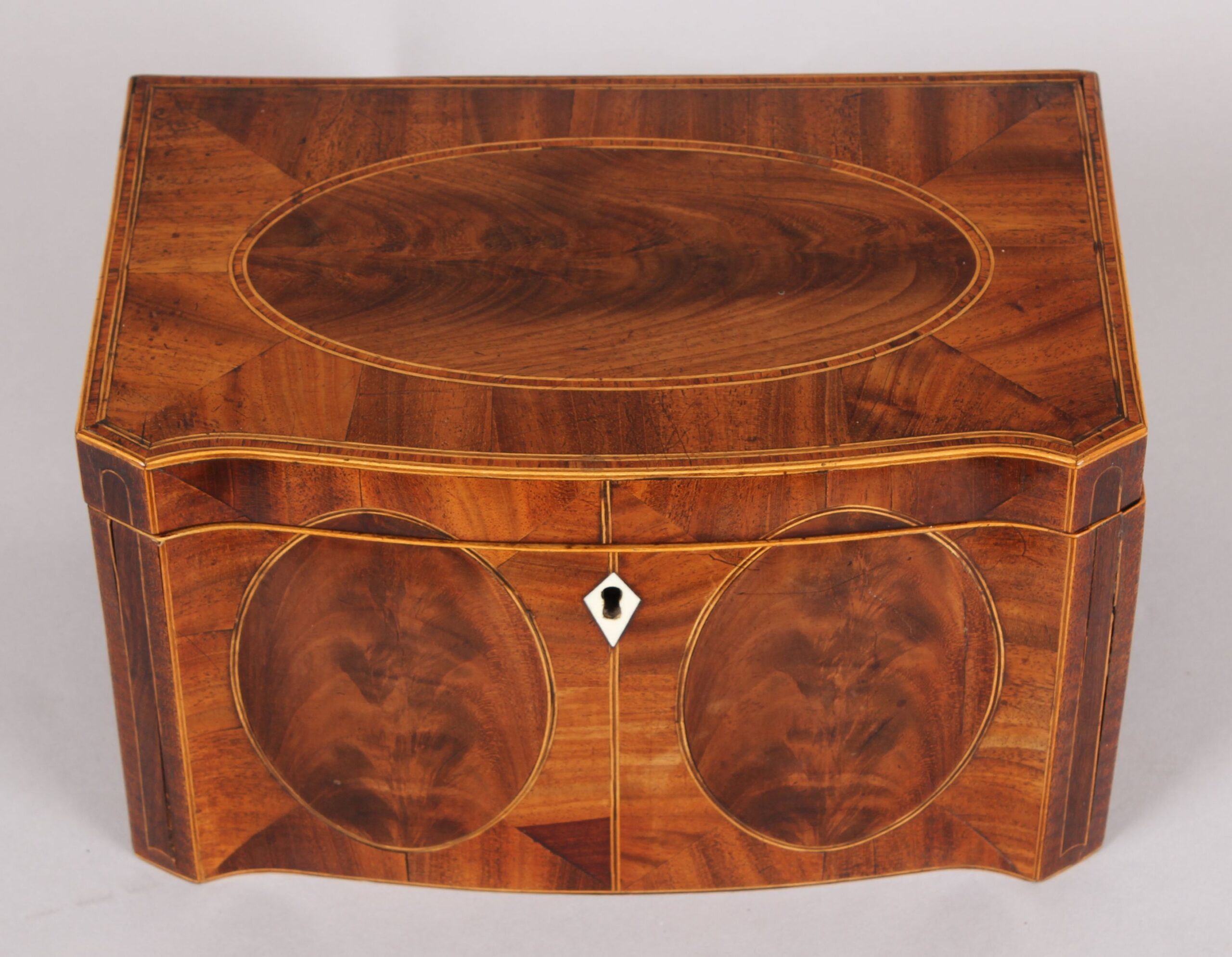 Fine George III period serpentine-fronted mahogany tea caddy