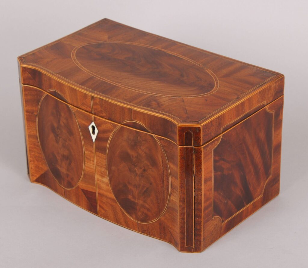 Fine George III period serpentine-fronted mahogany tea caddy