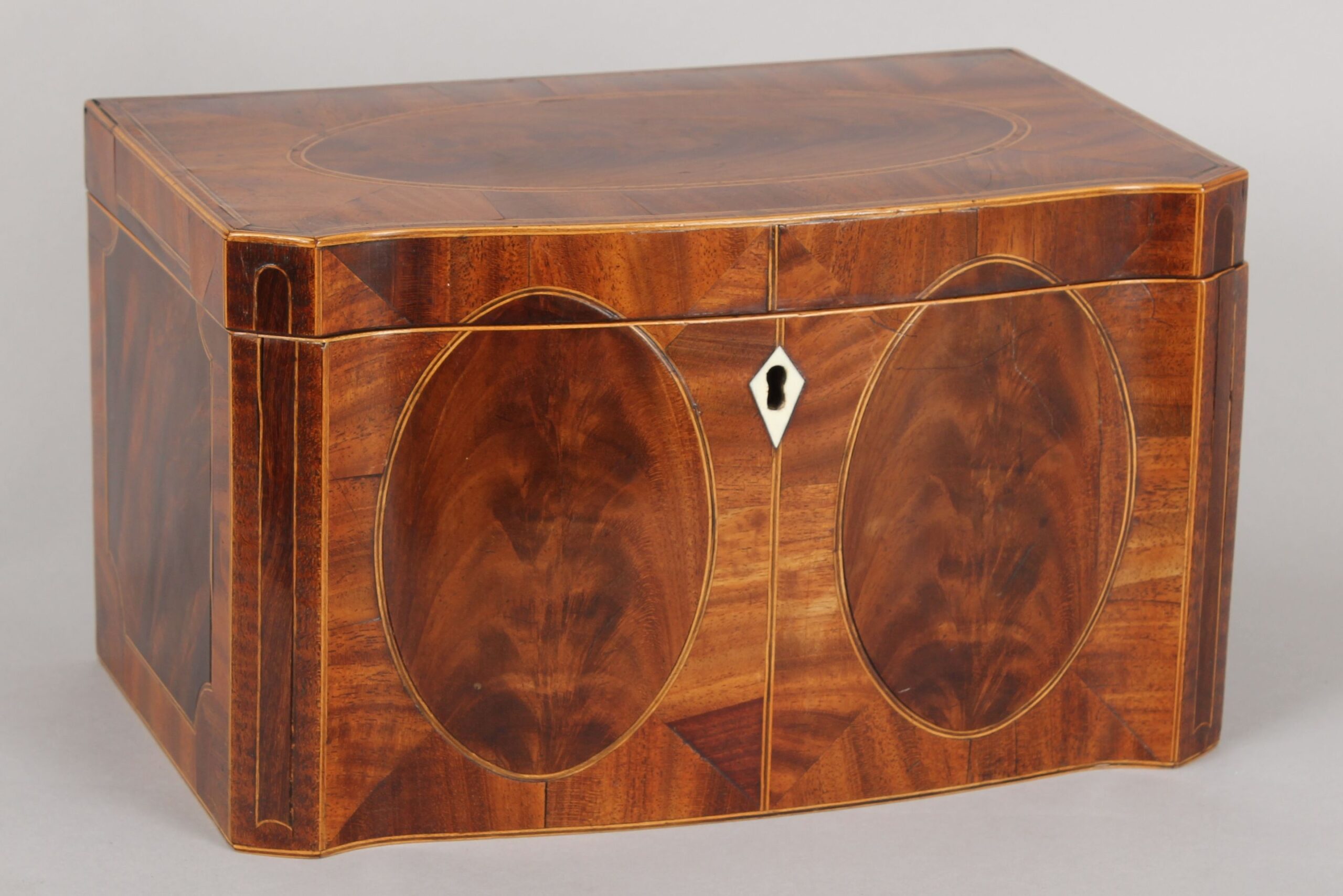 Fine George III period serpentine-fronted mahogany tea caddy