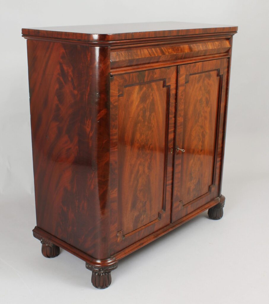 High-quality George IV period mahogany cupboard