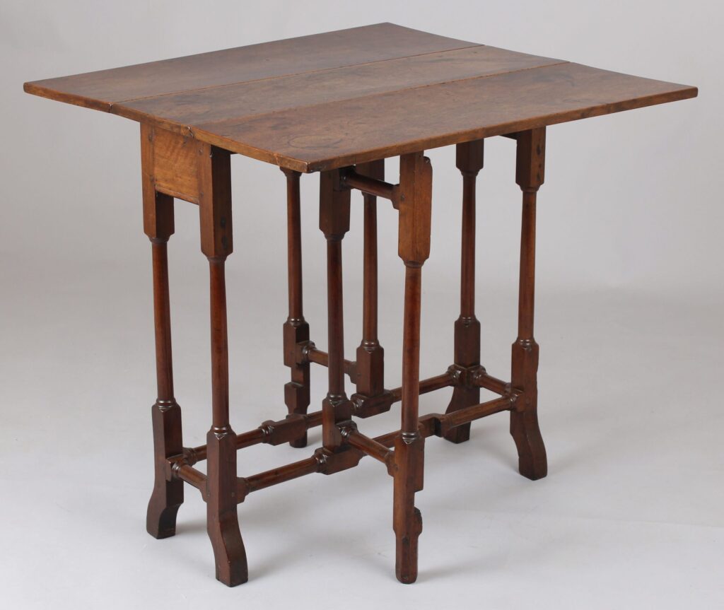 George II period walnut drop-leaf table
