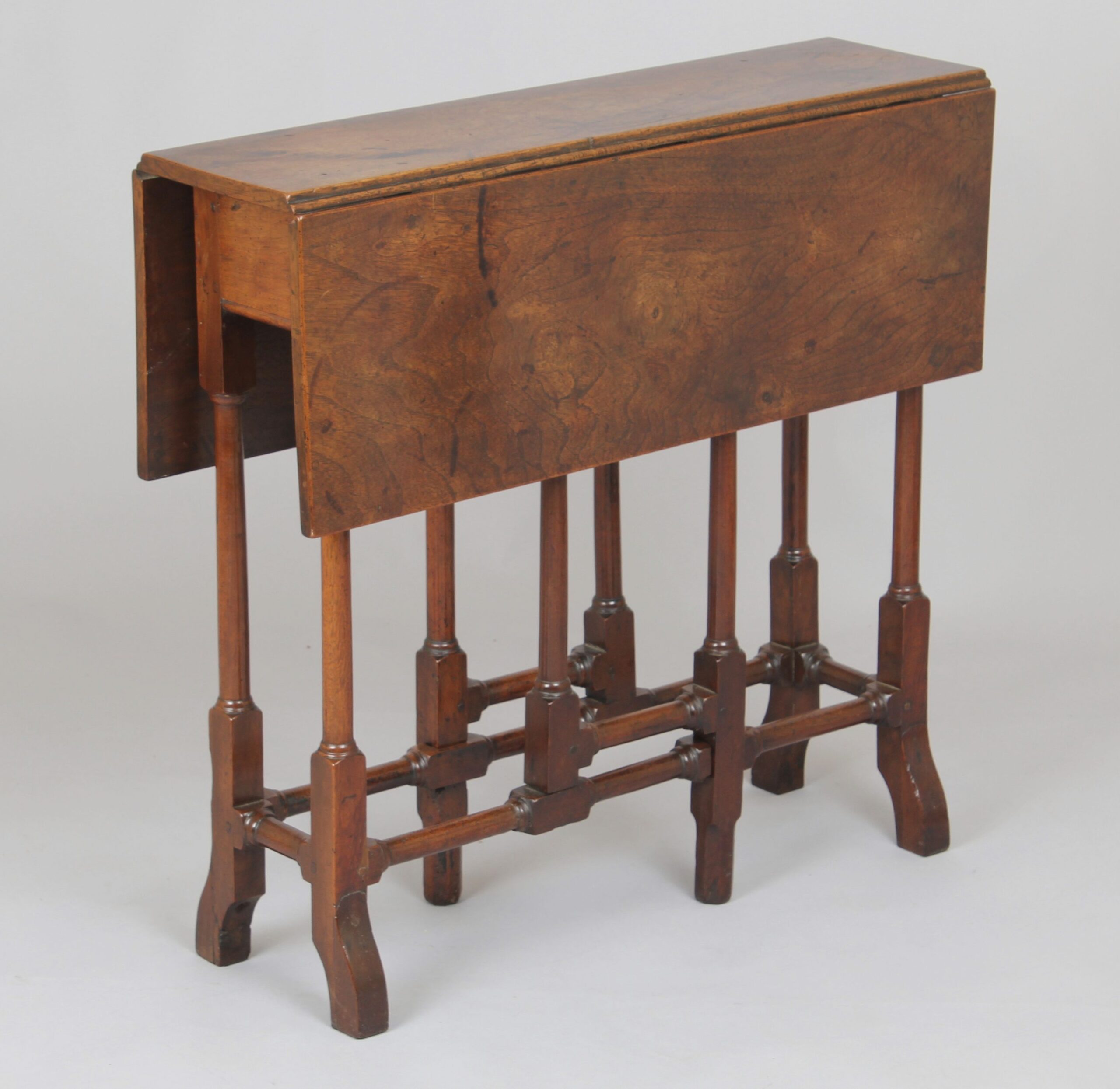 George II period walnut drop-leaf table