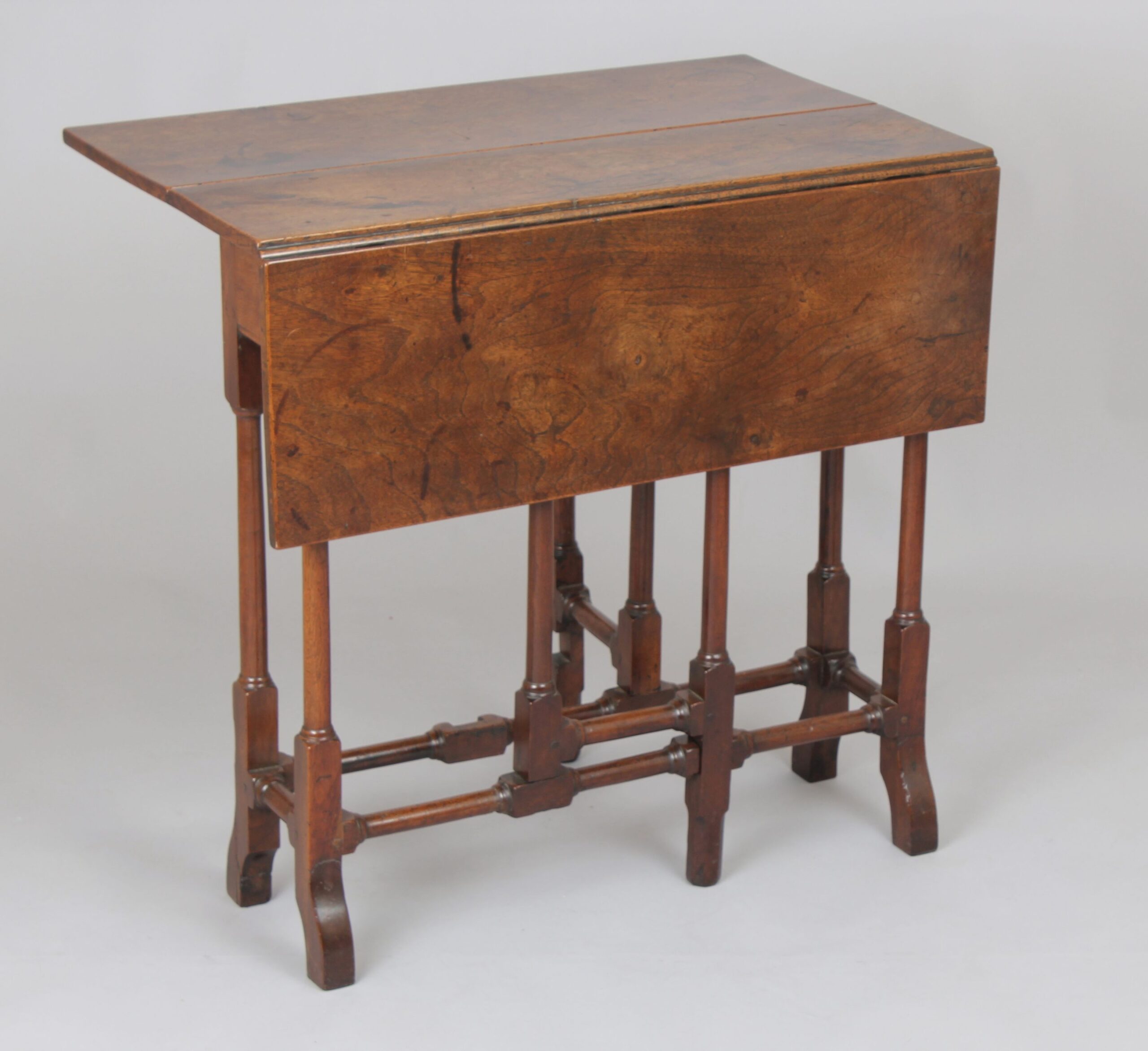 George II period walnut drop-leaf table