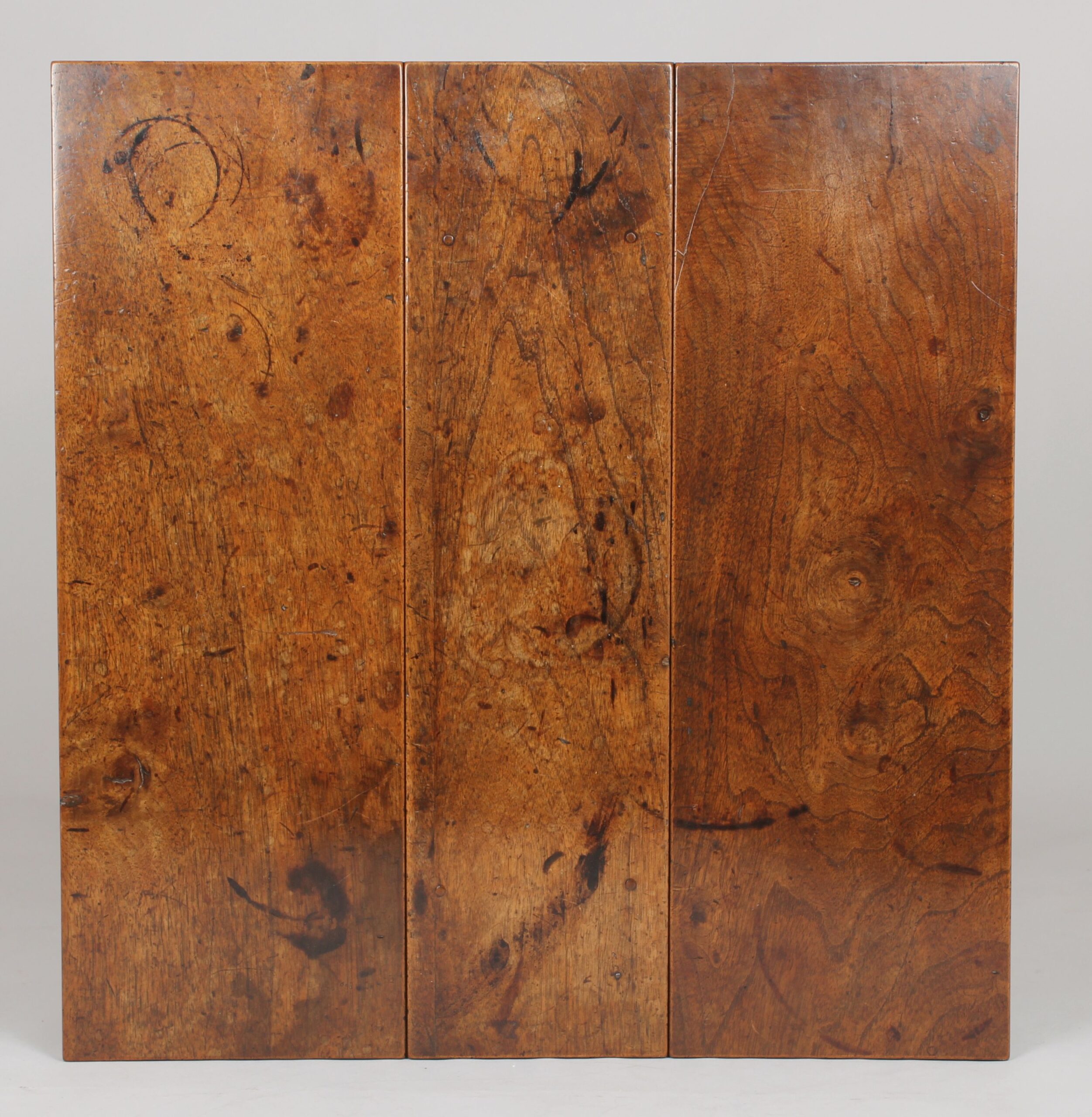 George II period walnut drop-leaf table
