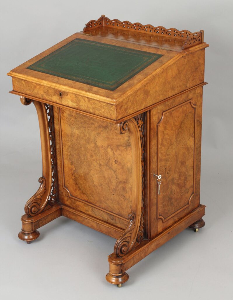 High quality Victorian golden burr walnut Davenport