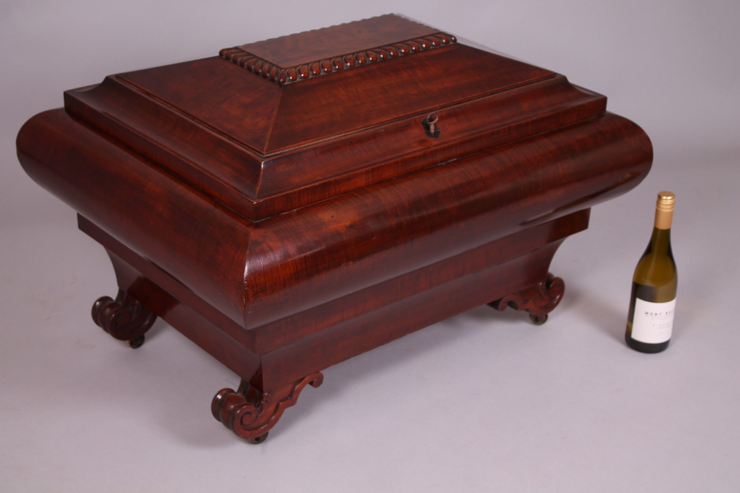 Important mahogany wine-cooler of fine quality