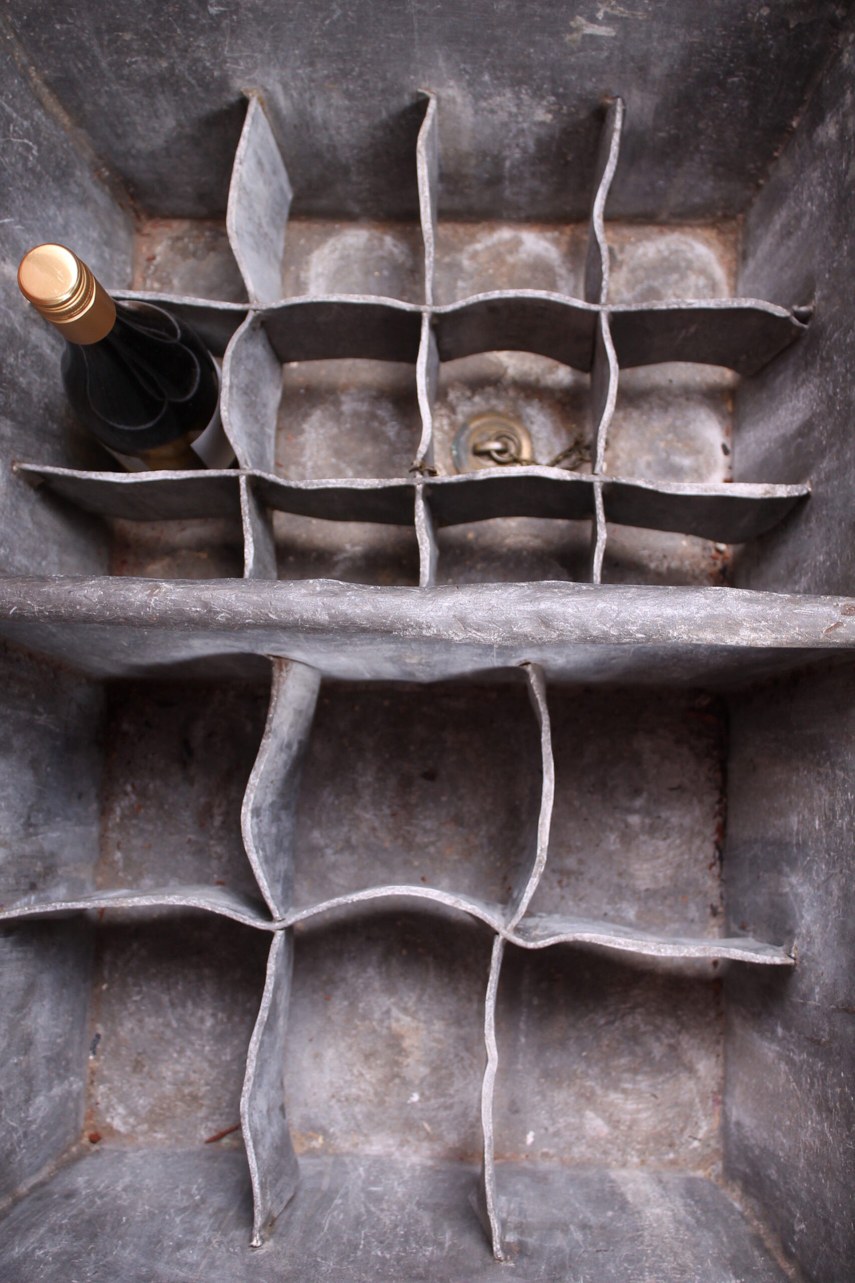 Important mahogany wine-cooler of fine quality