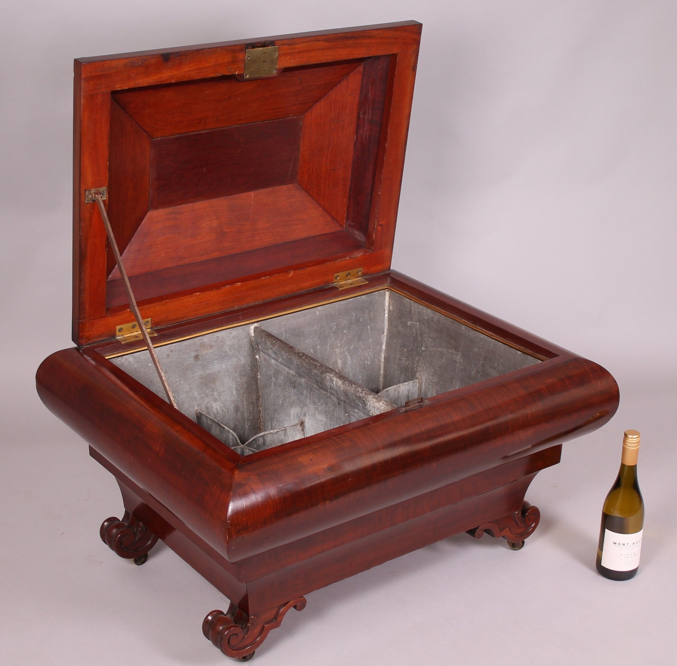 Important mahogany wine-cooler of fine quality
