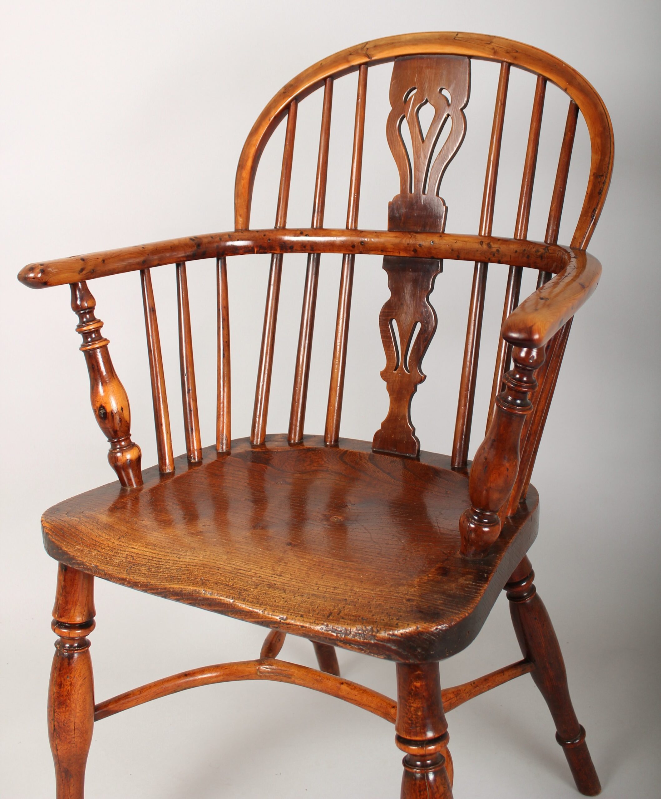 Early 19th century yew wood Windsor arm-chair with elm seat
