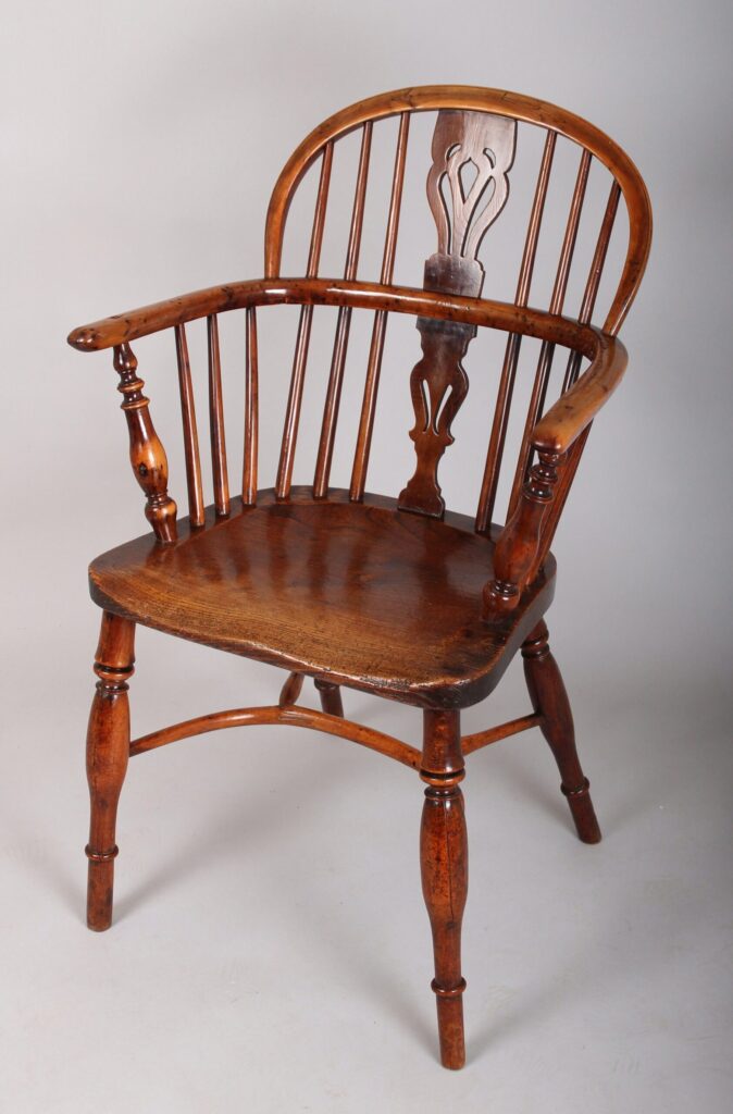Early 19th century yew wood Windsor arm-chair with elm seat