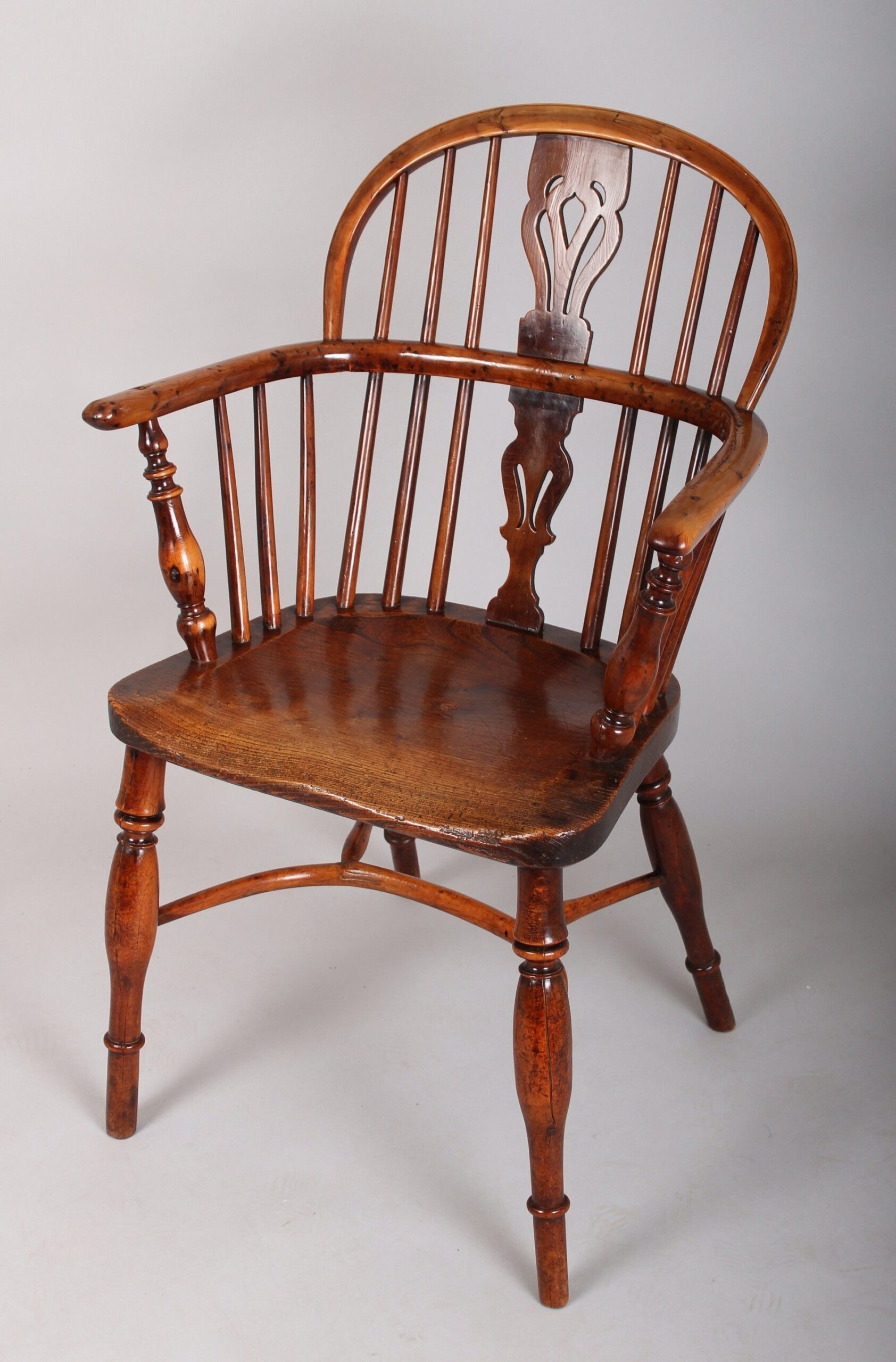 Early 19th century yew wood Windsor arm-chair with elm seat