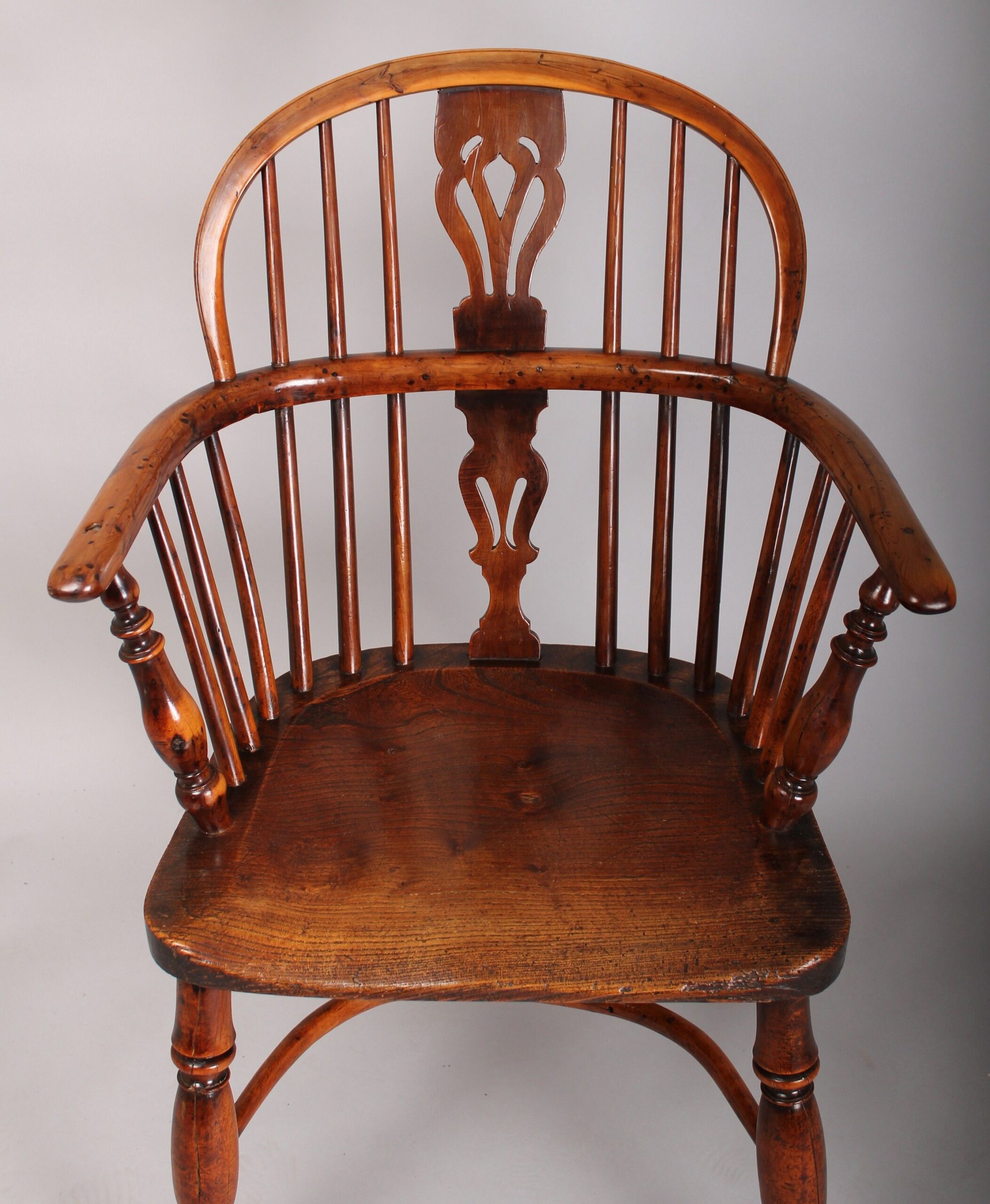 Early 19th century yew wood Windsor arm-chair with elm seat