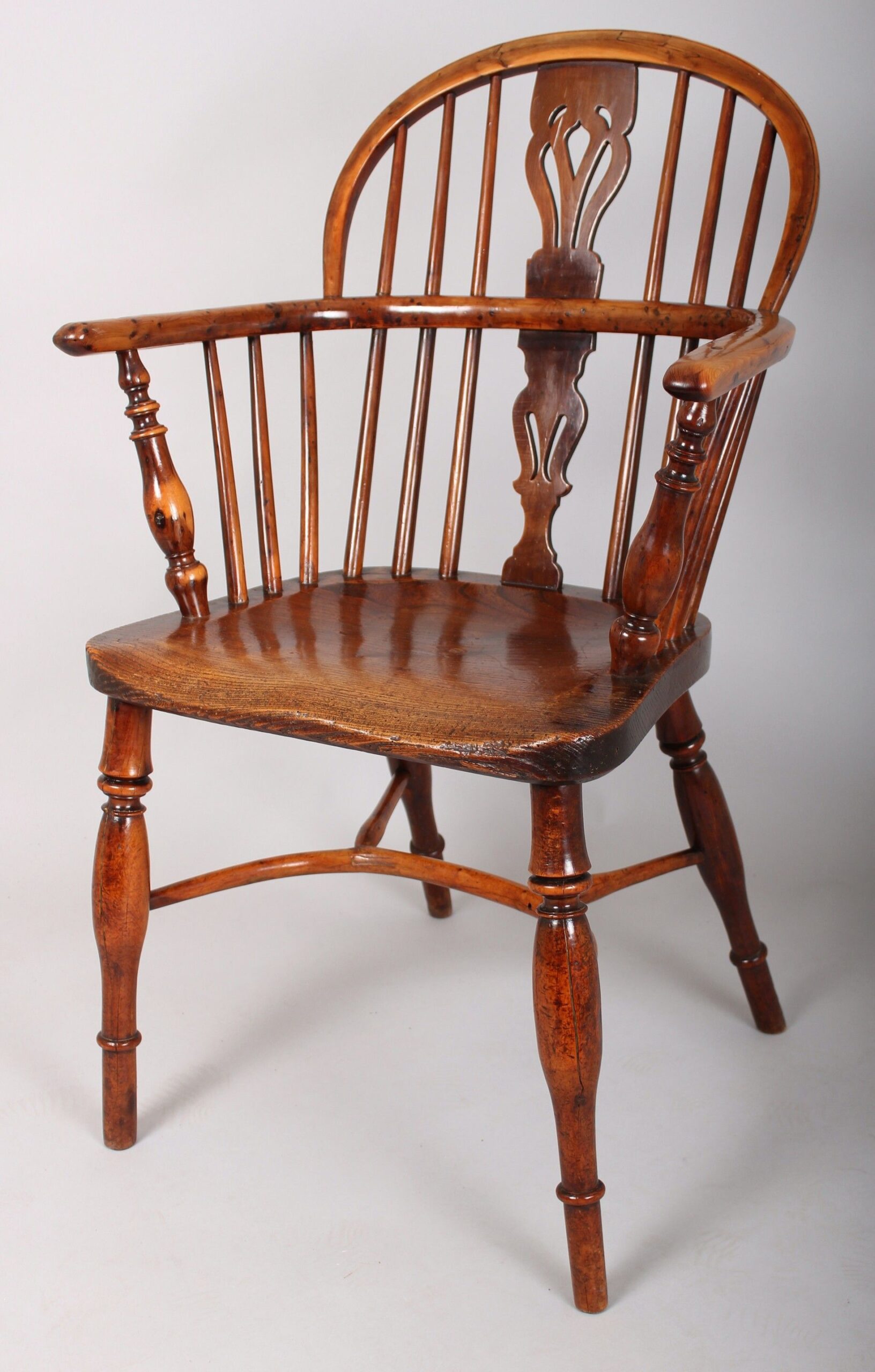 Early 19th century yew wood Windsor arm-chair with elm seat