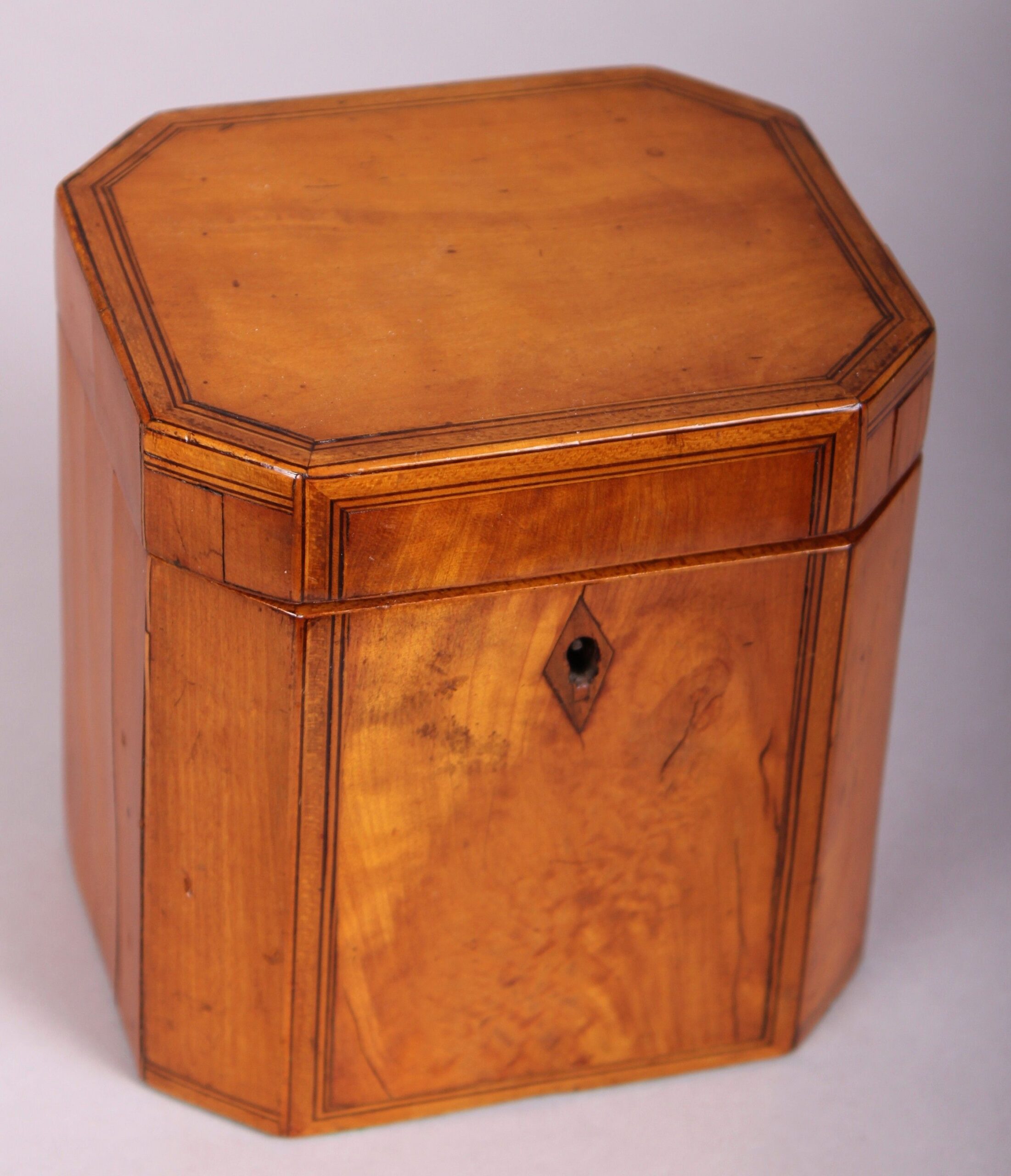 Fine quality George III period satinwood small octagonal tea caddy