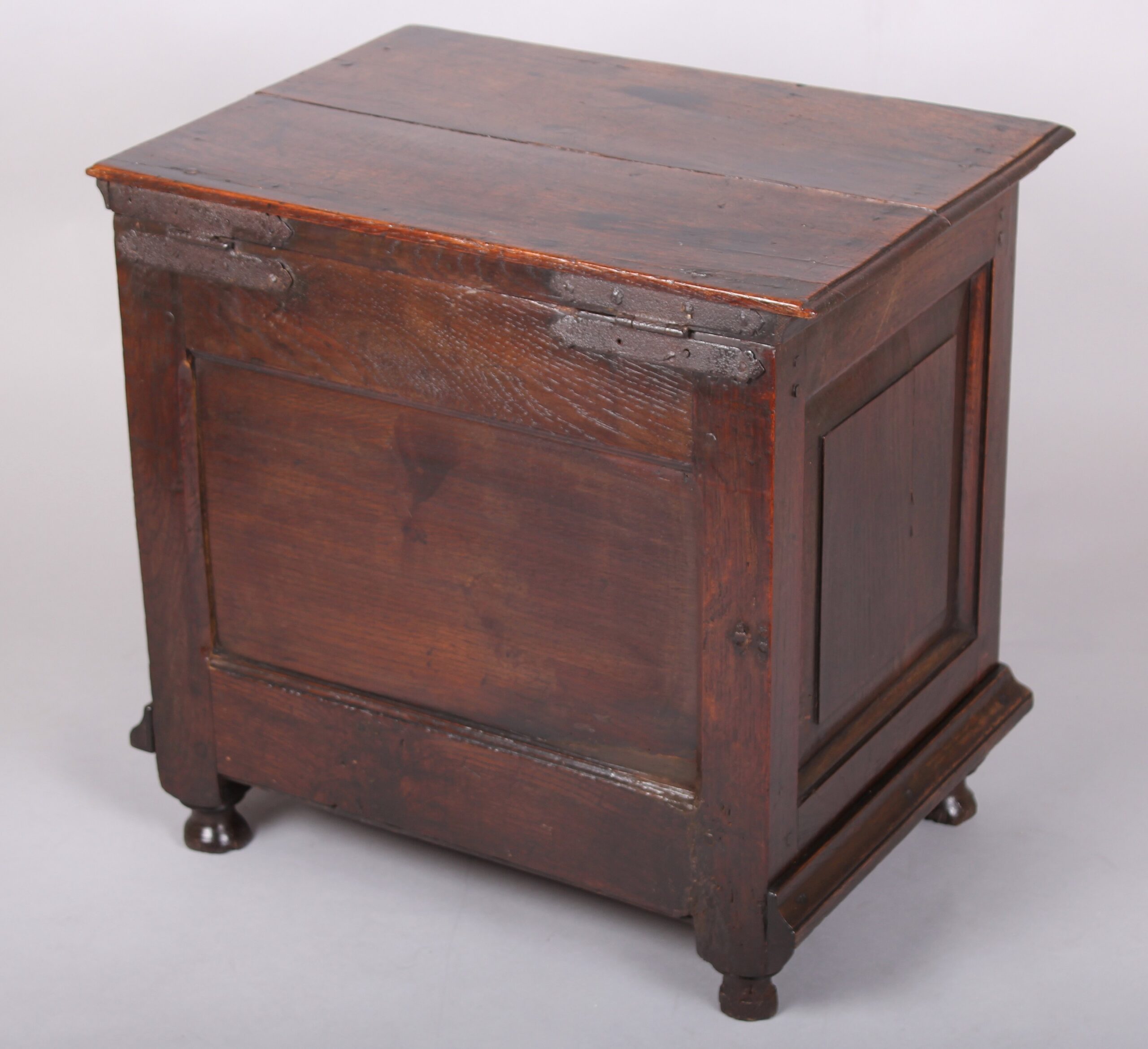 Oak box stool from the turn of the 17th century