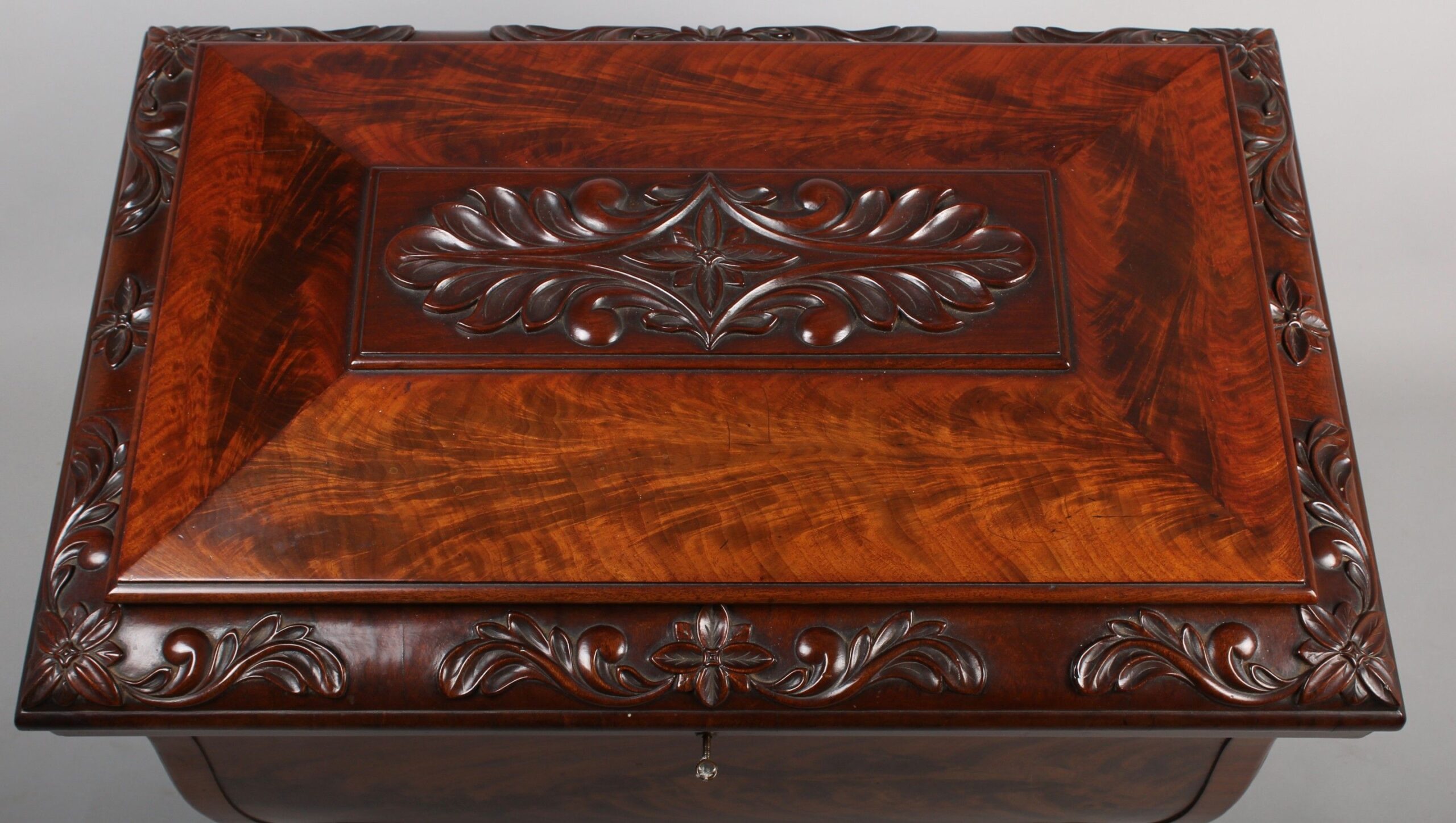 Fine and high quality George IV period mahogany cellarette of richly figured timber
