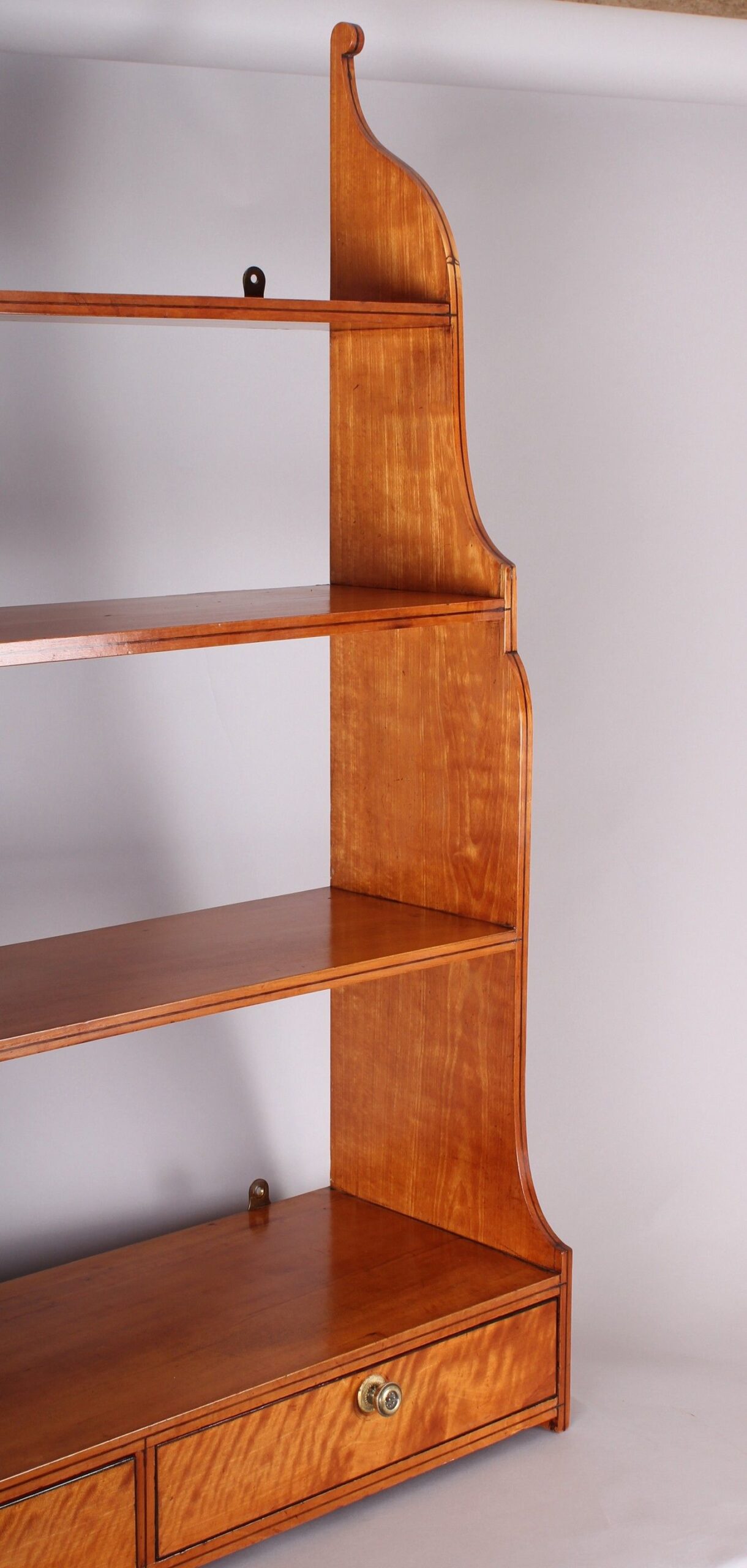George III period hanging shelves in fine quality satinwood