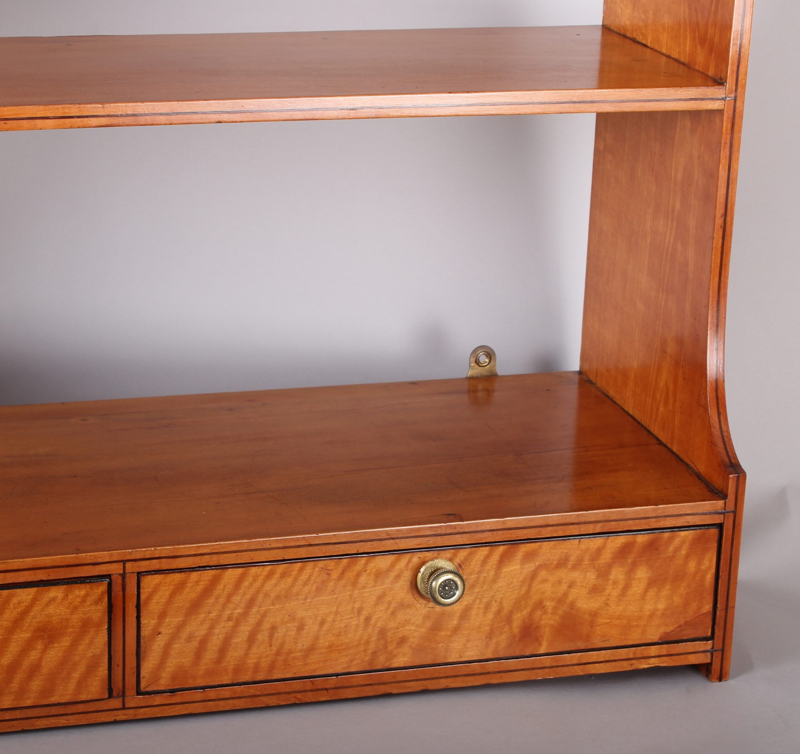 George III period hanging shelves in fine quality satinwood