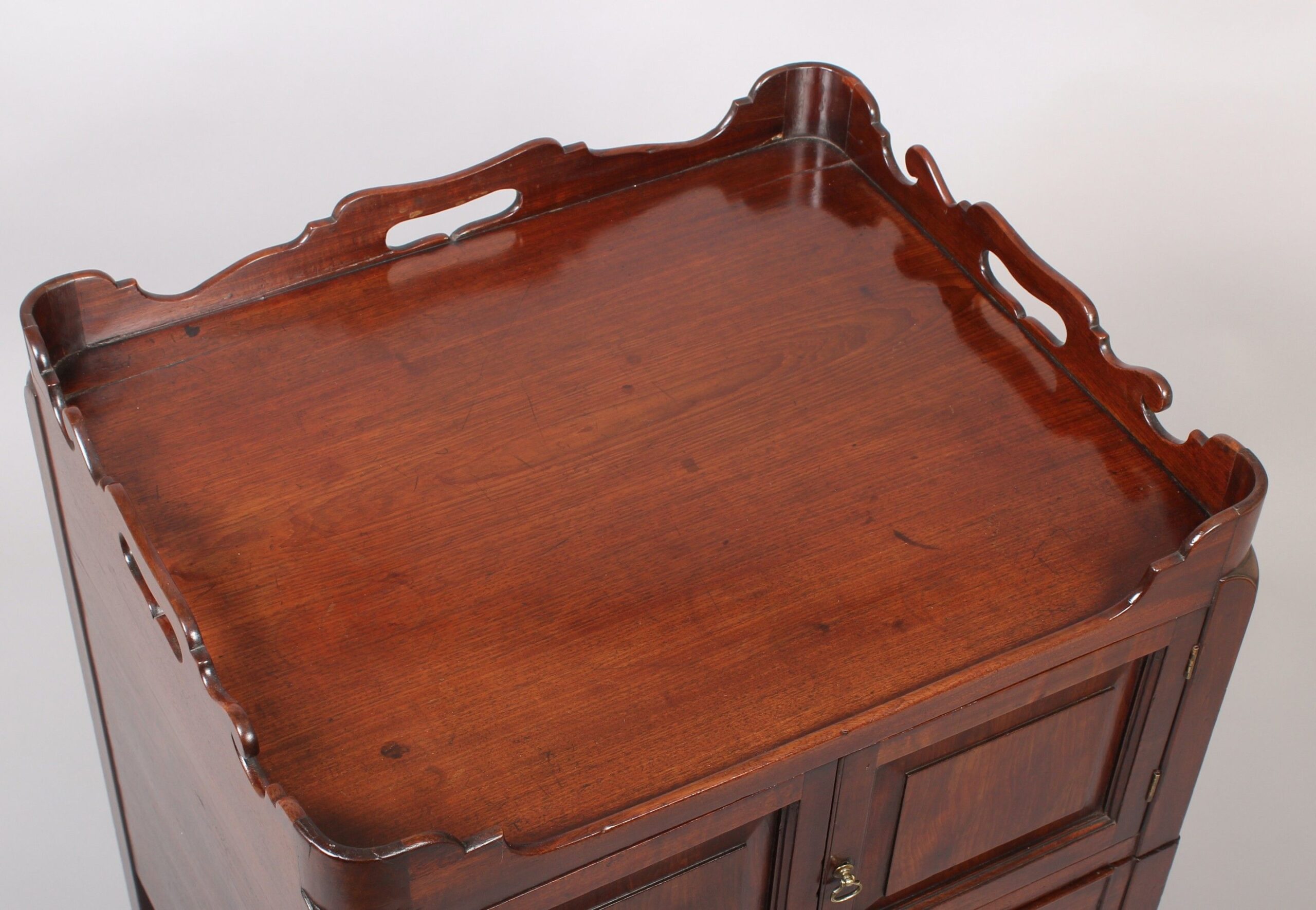 Good quality George III period mahogany tray-top night-table