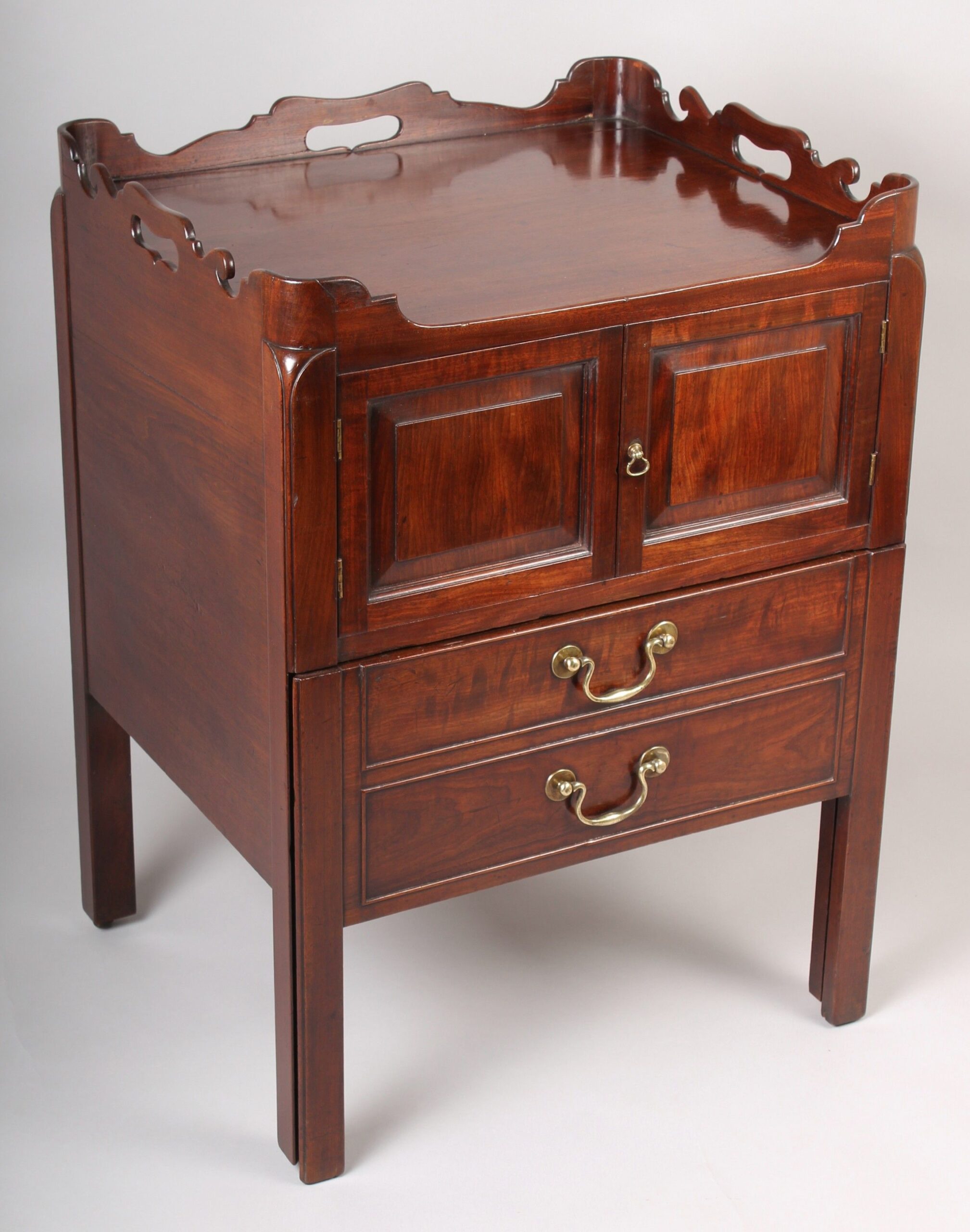 Good quality George III period mahogany tray-top night-table