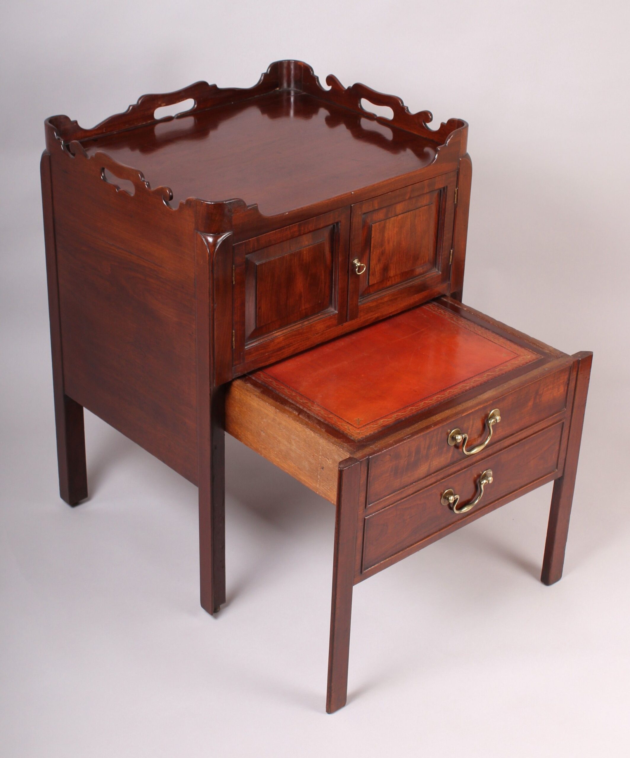 Good quality George III period mahogany tray-top night-table