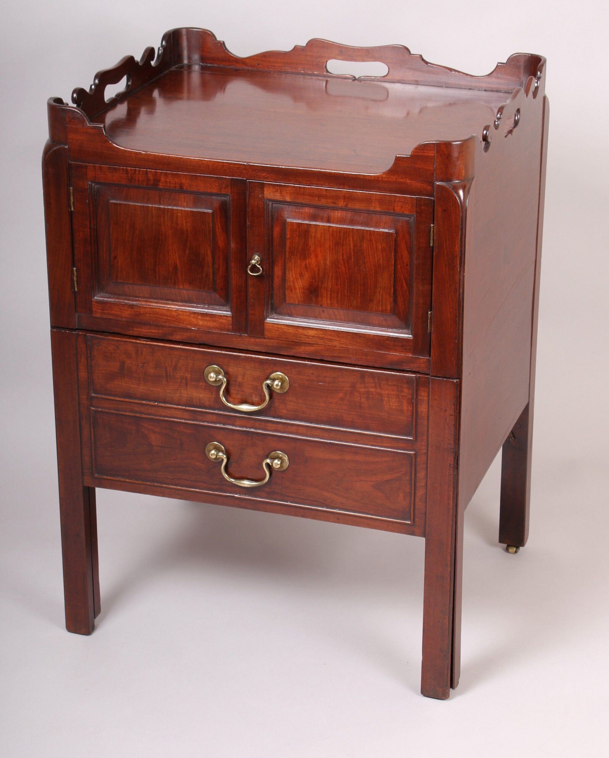 Good quality George III period mahogany tray-top night-table