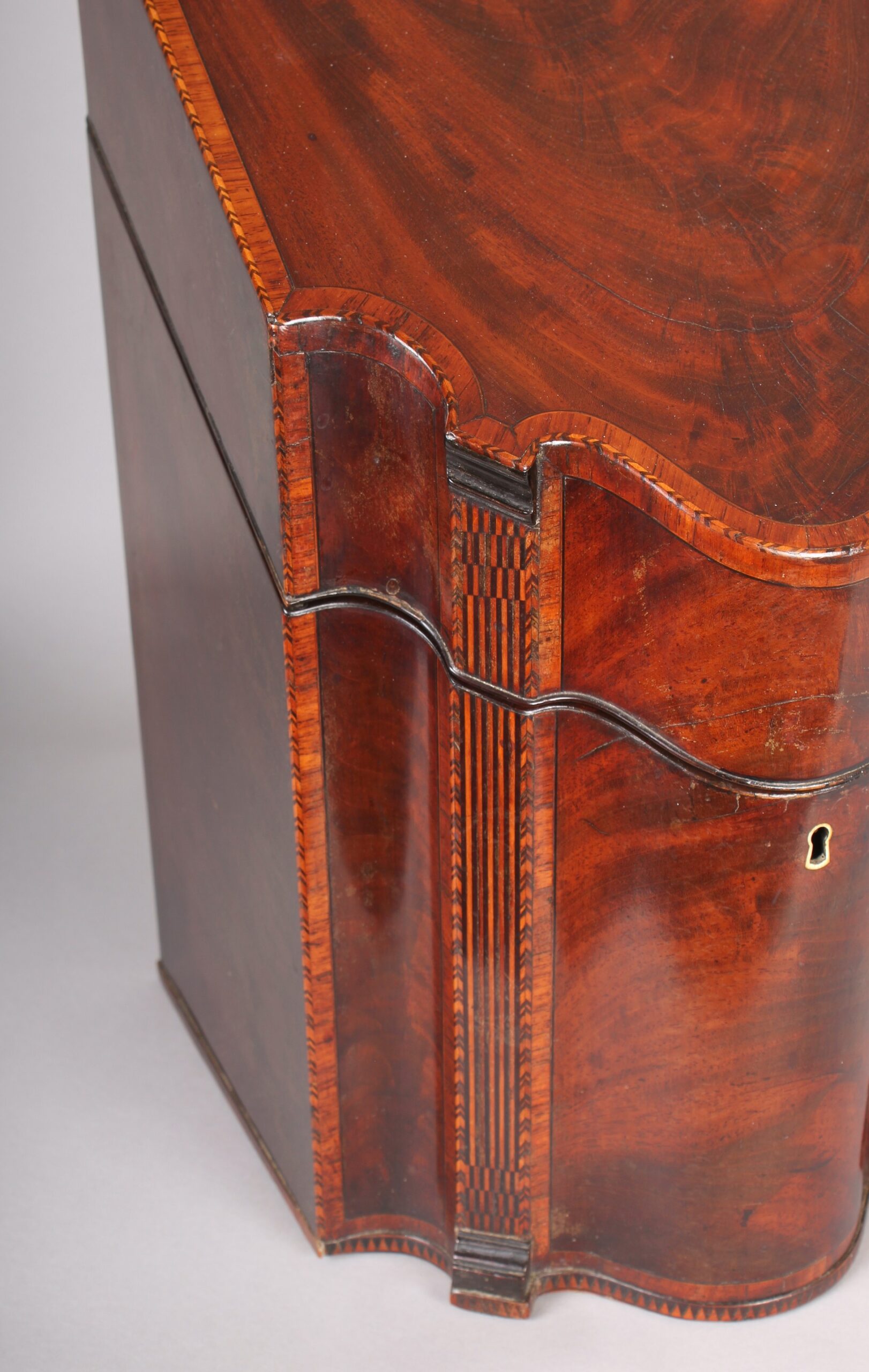 Very fine George III period mahogany knife-box