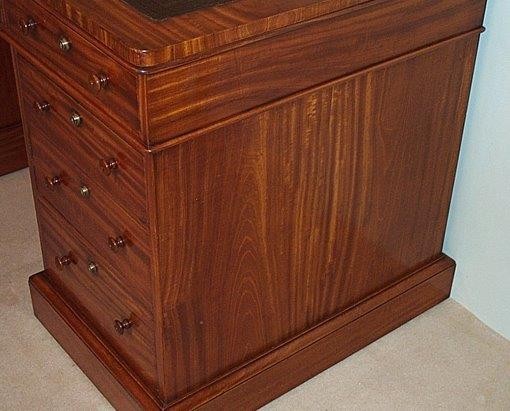 Fine quality George IV period satinwood kneehole desk