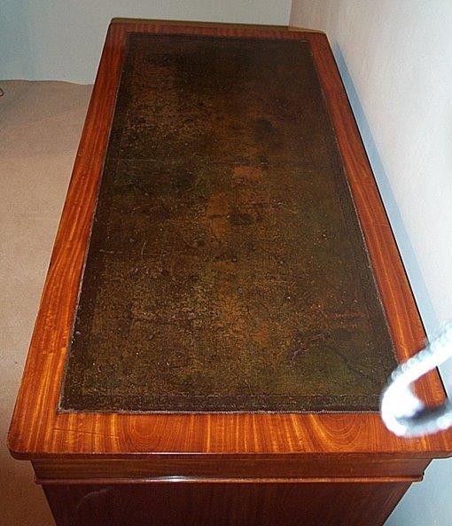 Fine quality George IV period satinwood kneehole desk