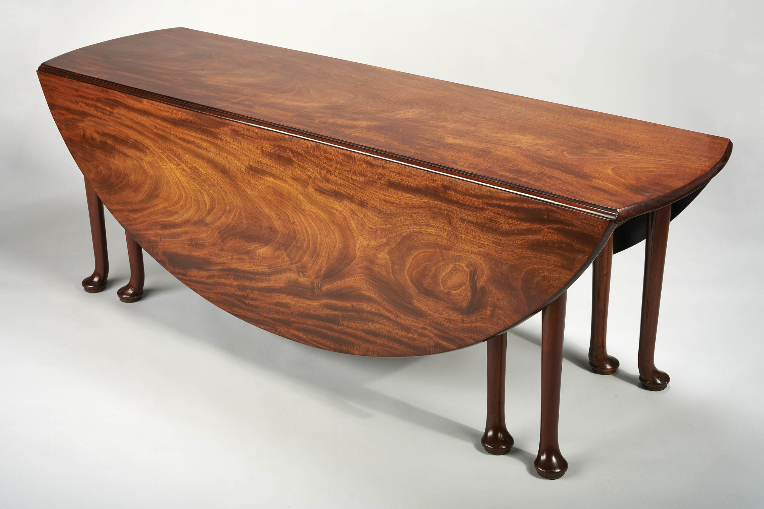 Exceptional mid-eighteenth century oval drop leaf dining-table
