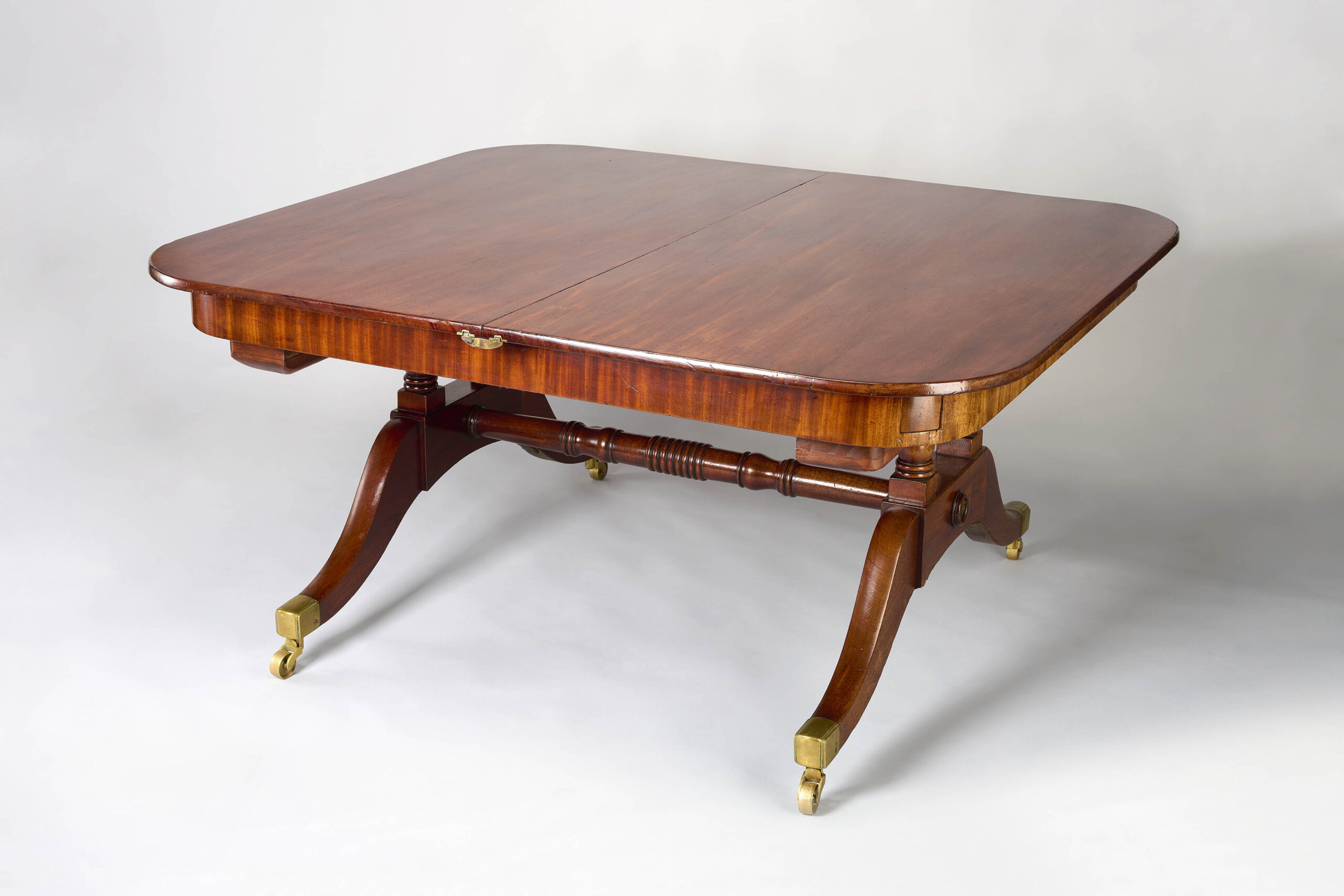 Early 19th century mahogany extending dining table
