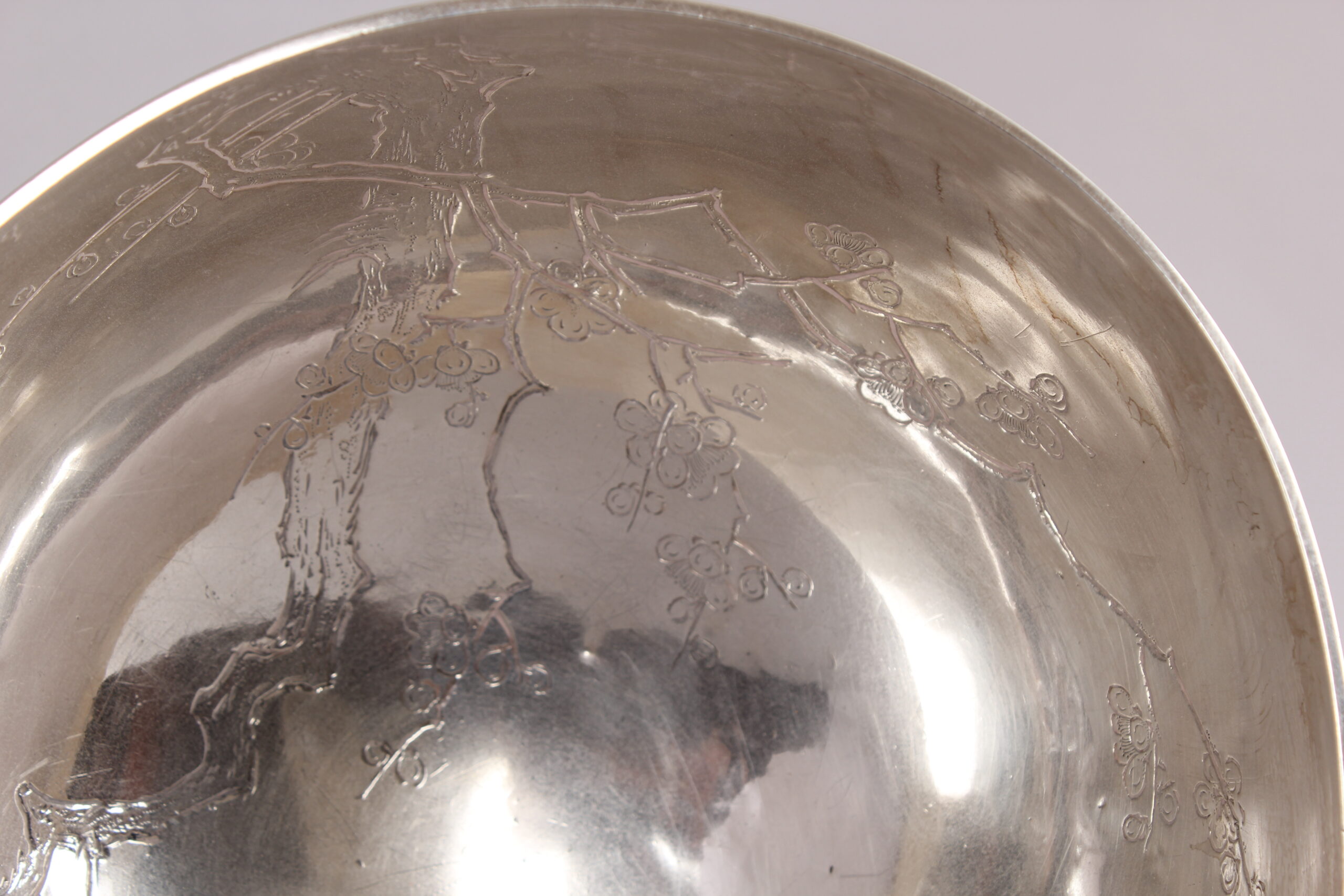 Important silver bowl on silver stand