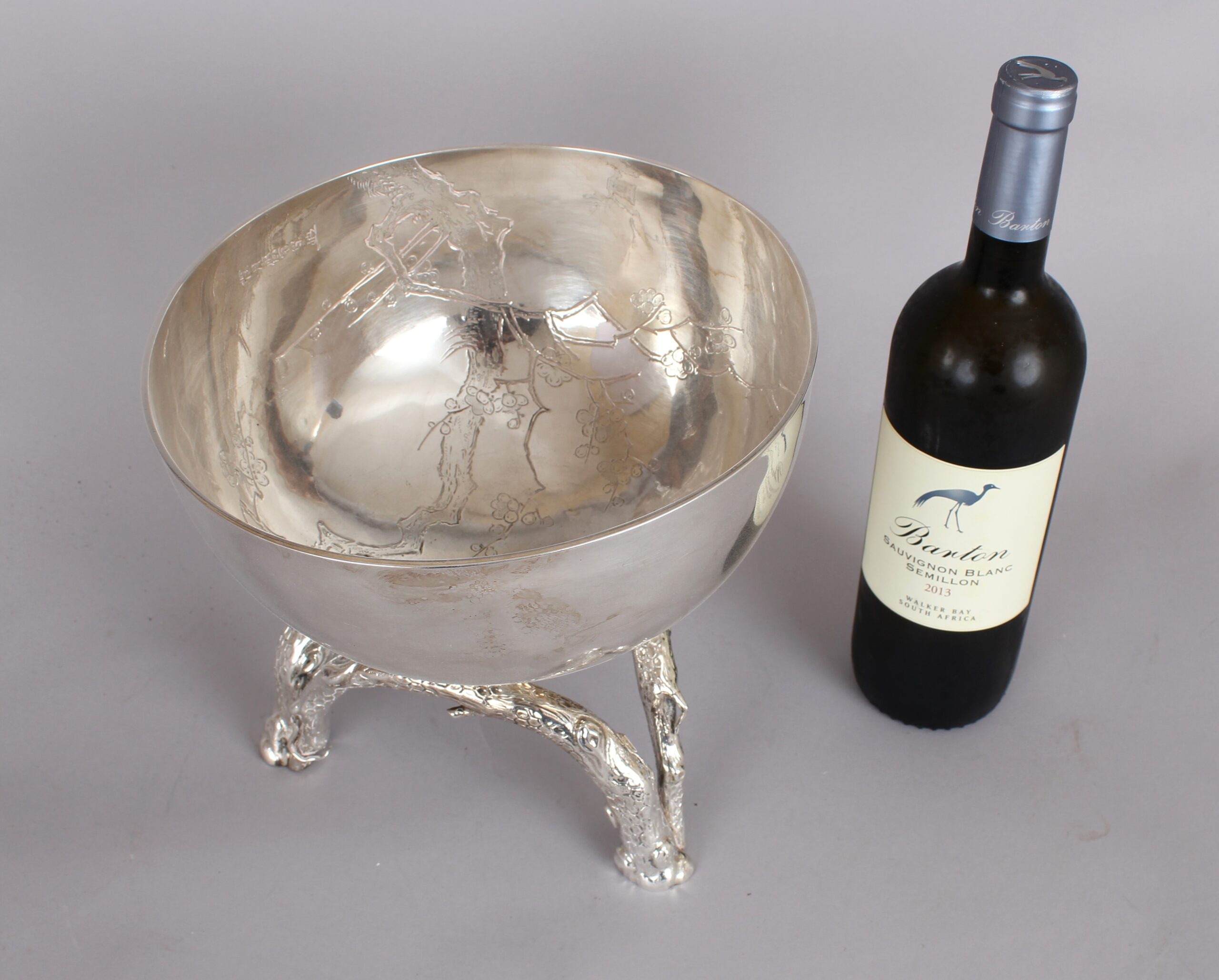 Important silver bowl on silver stand