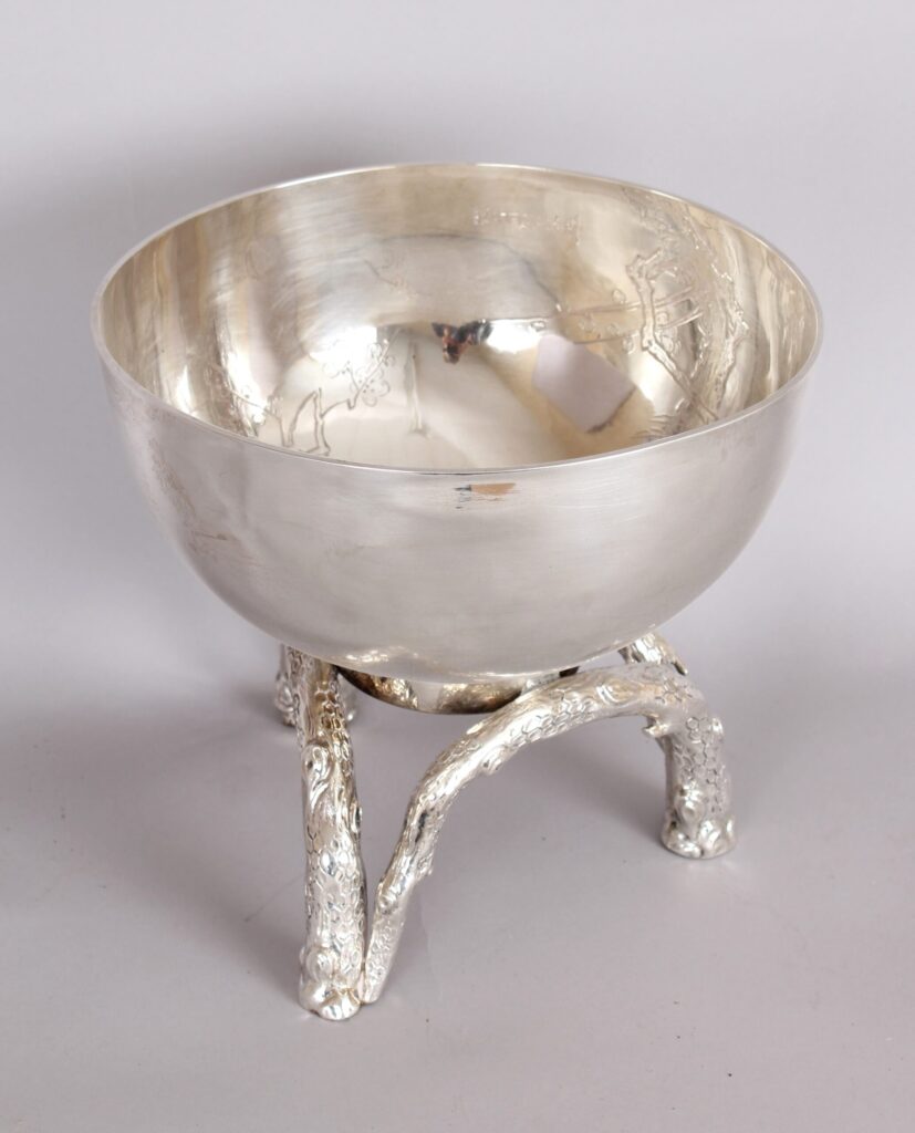 Important silver bowl on silver stand