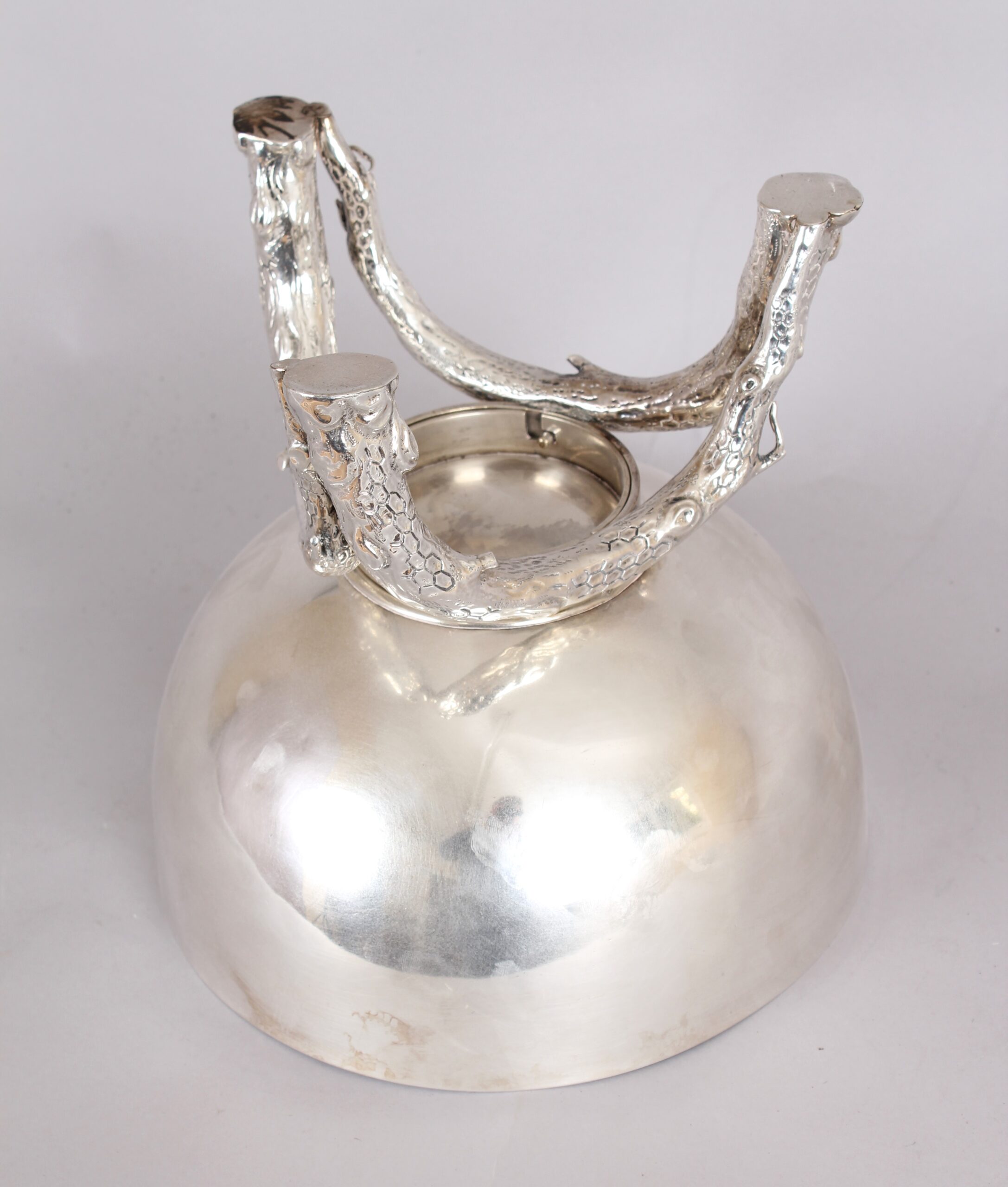 Important silver bowl on silver stand
