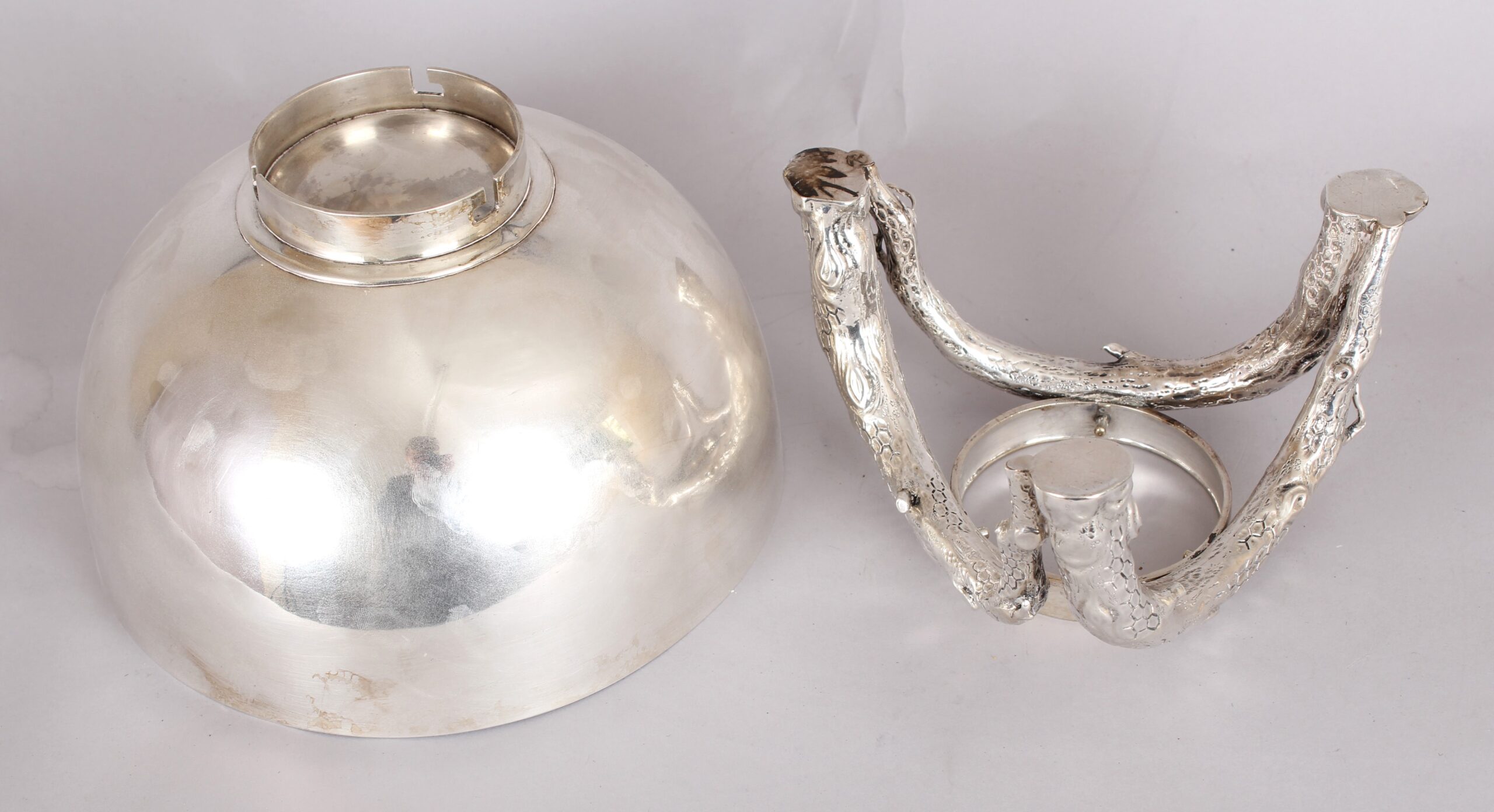 Important silver bowl on silver stand