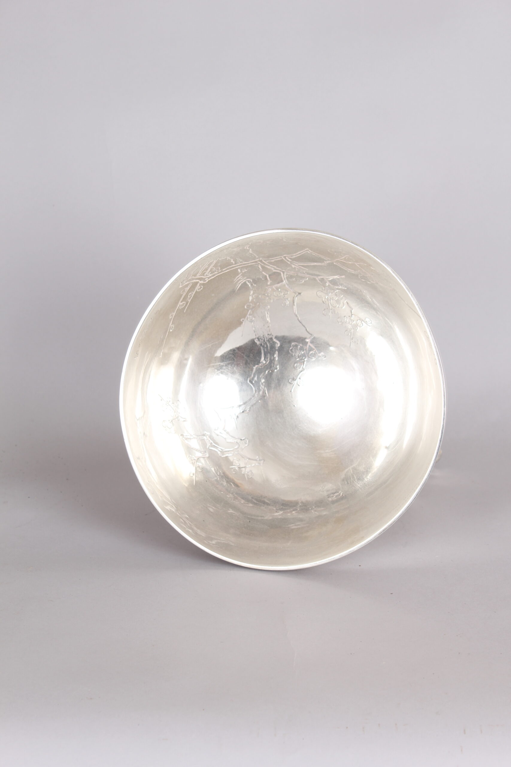 Important silver bowl on silver stand