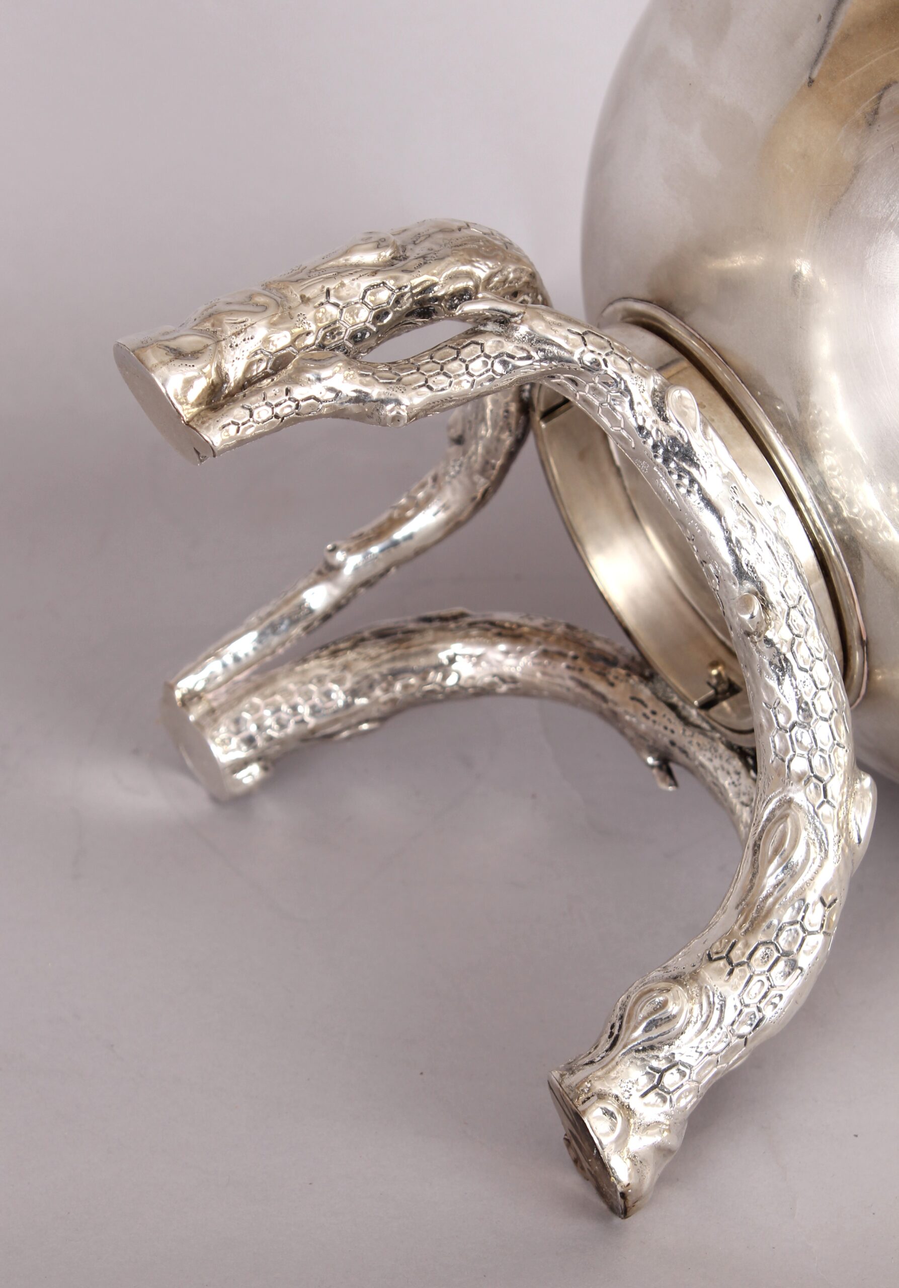 Important silver bowl on silver stand
