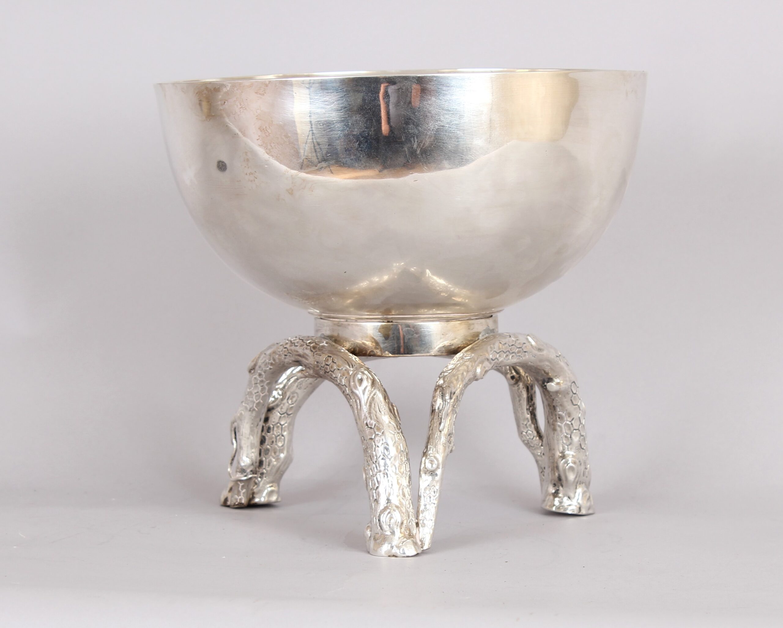 Important silver bowl on silver stand