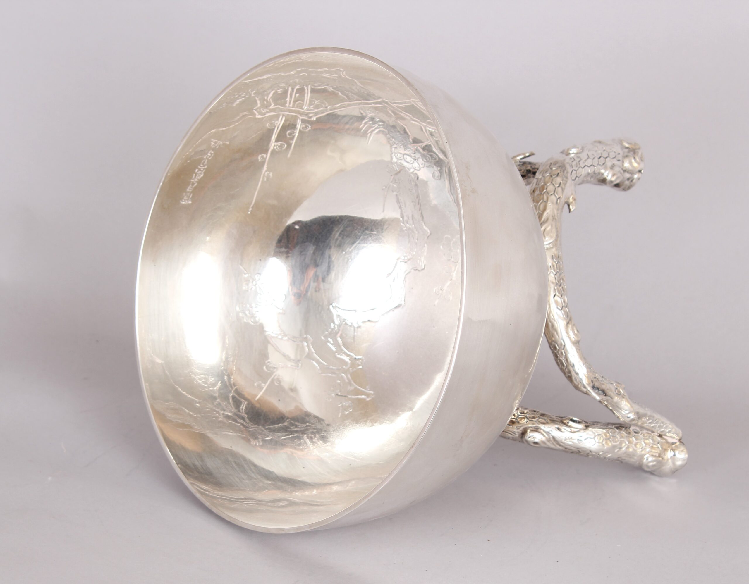 Important silver bowl on silver stand