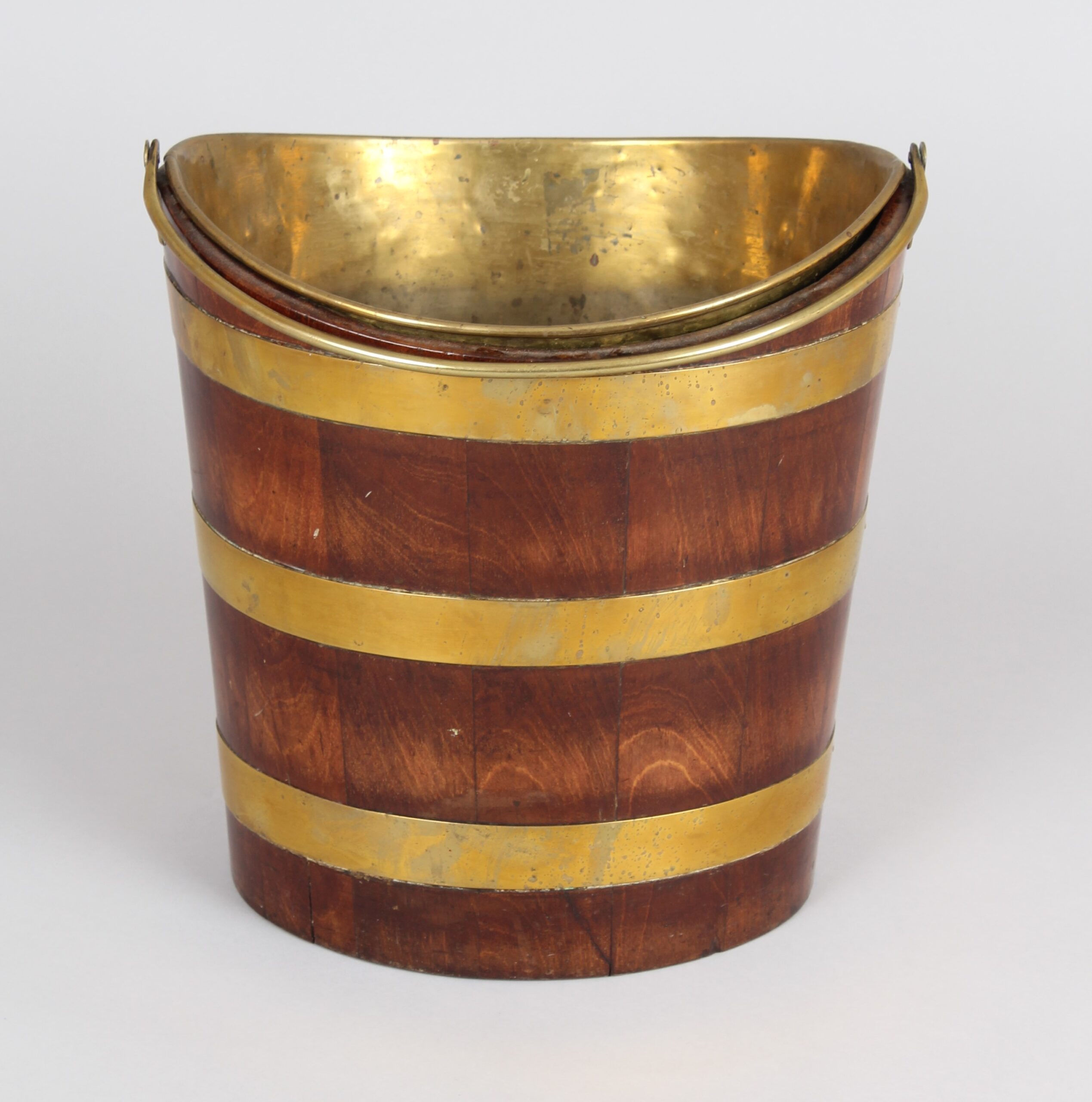 A well-shaped early 19th century Dutch mahogany Teestoof bucket