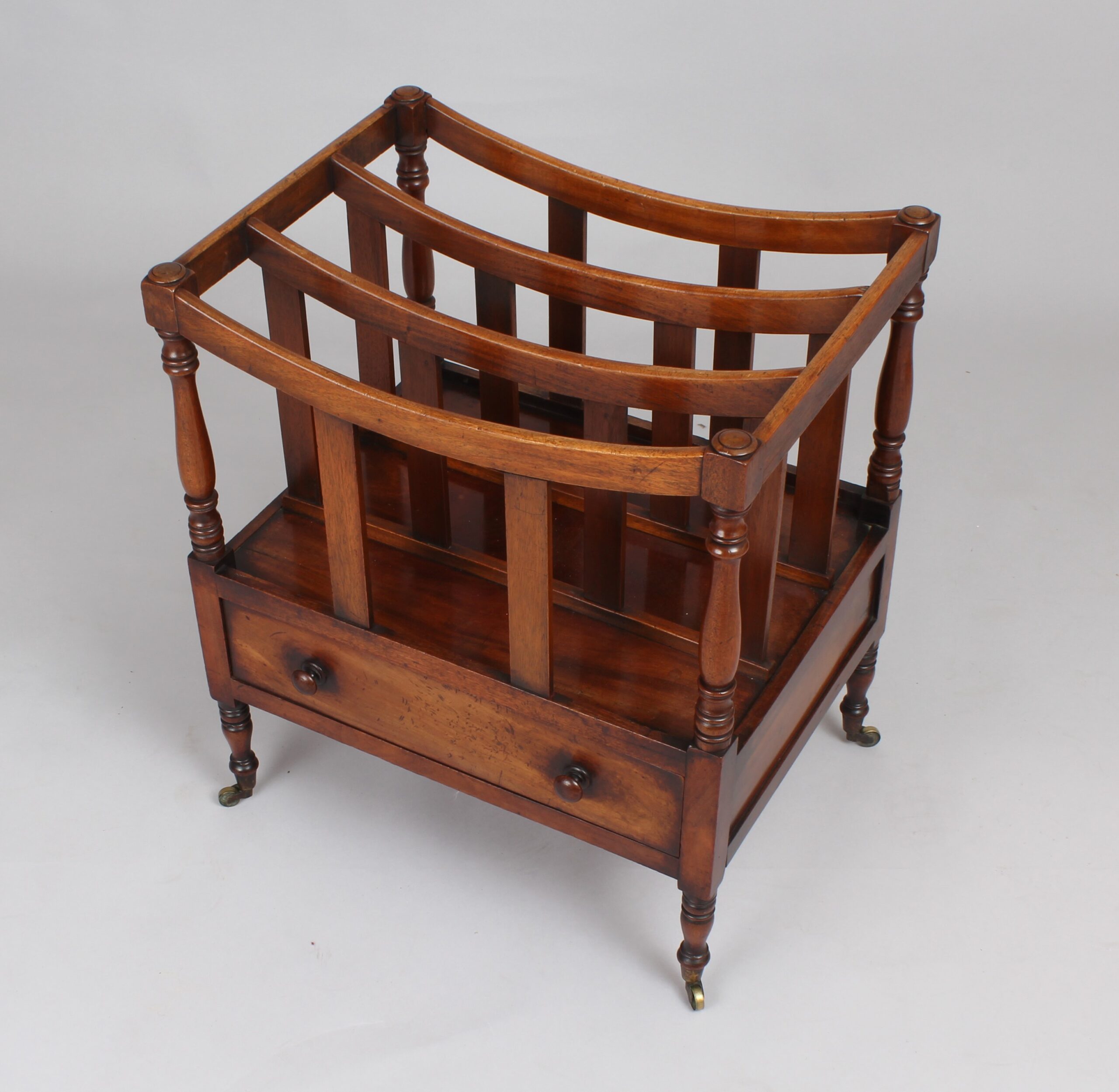 Mahogany boat-shaped canterbury