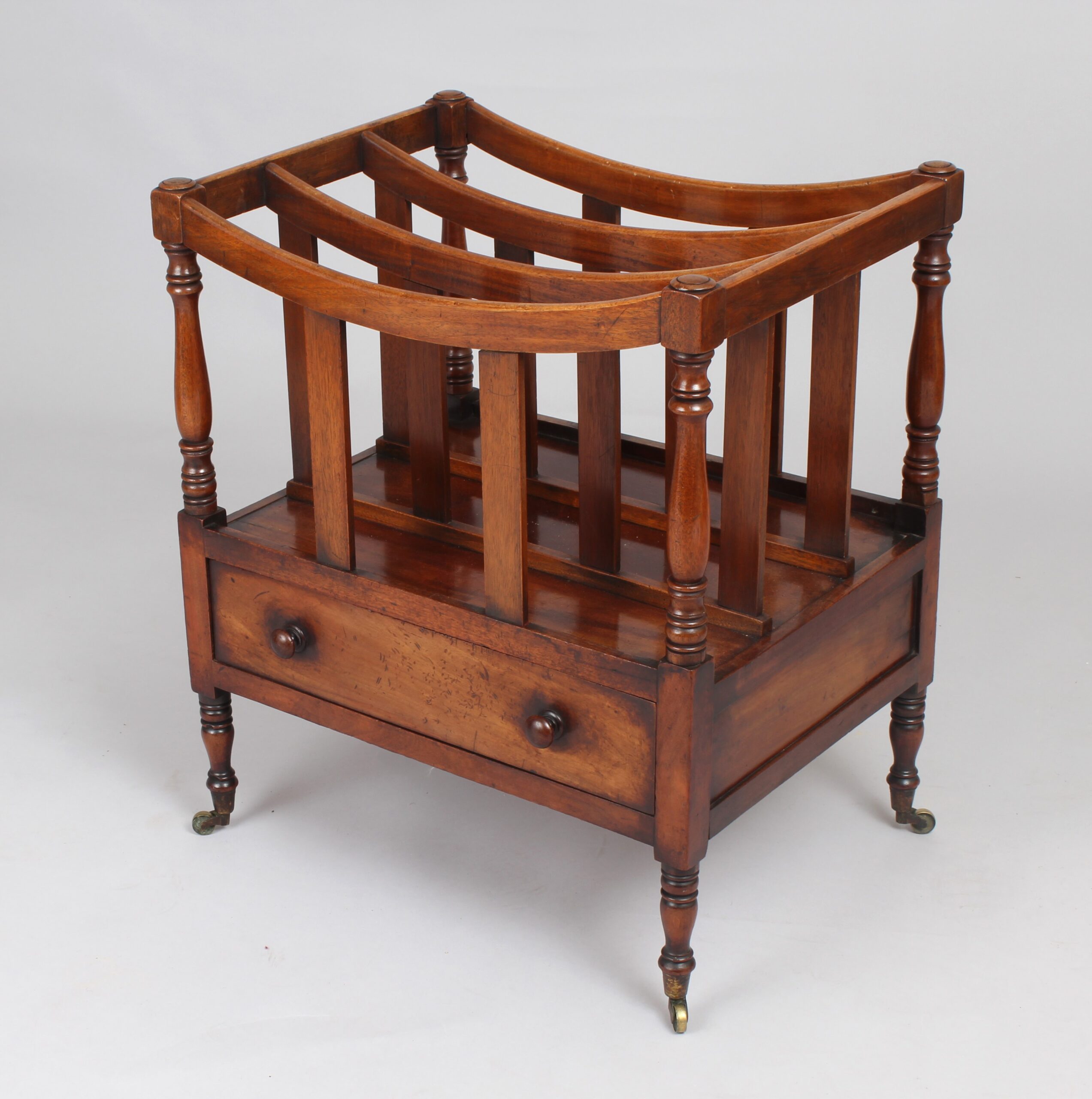 Mahogany boat-shaped canterbury